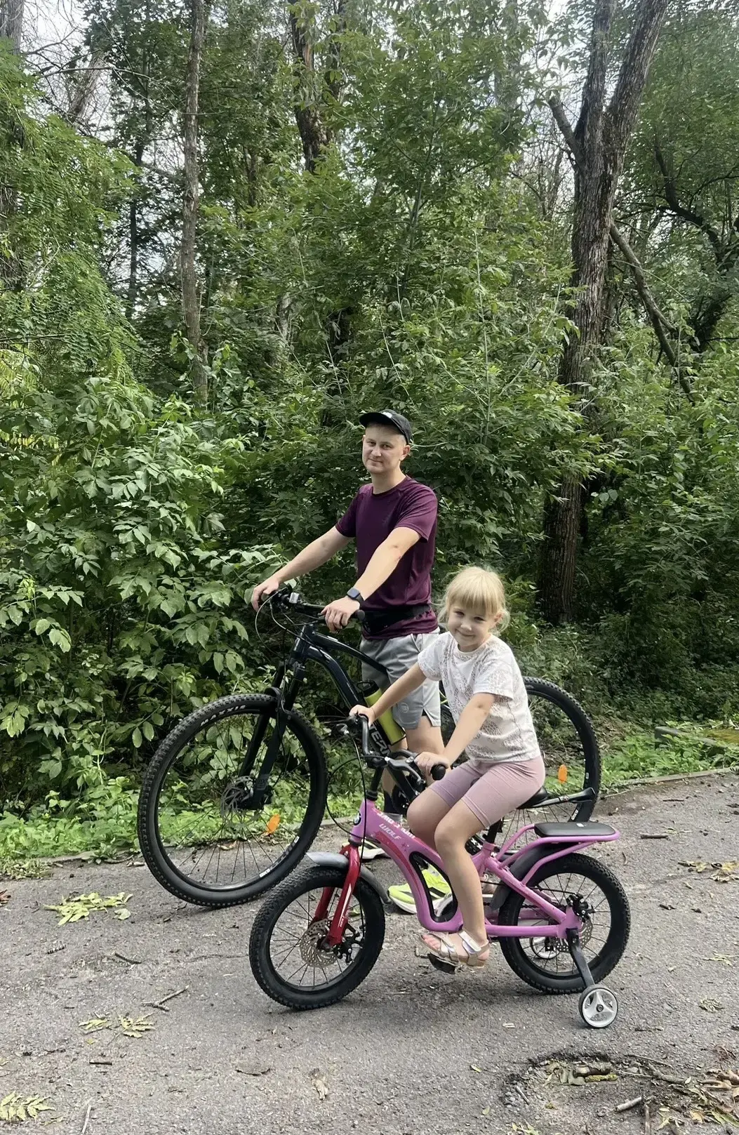 Меня зовут Жабина Валерия. Моего папу зовут Артём. Мы любим вместе кататься на велосипе...