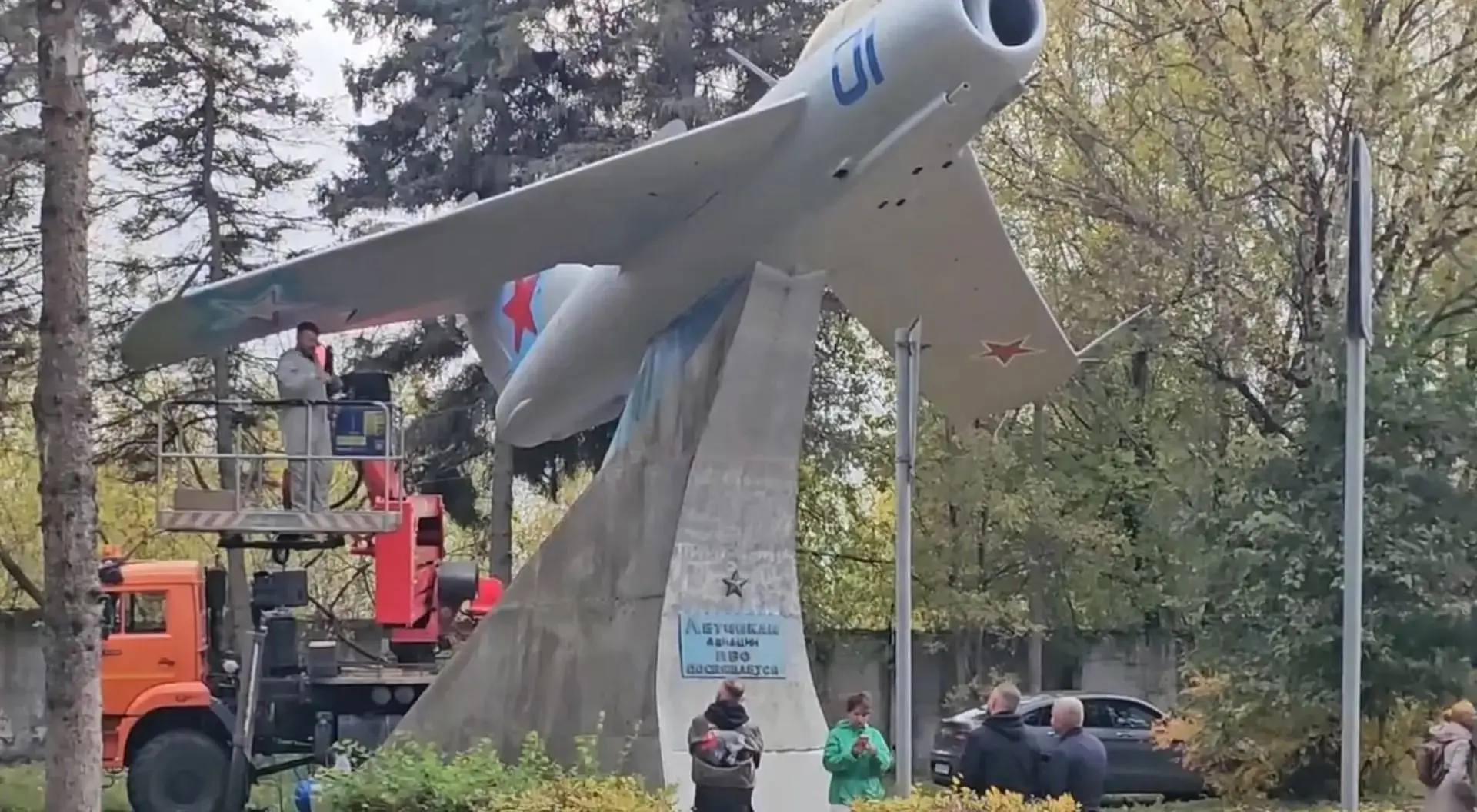В городском округе Клин обновили памятник самолёту-истребителю МиГ-17.