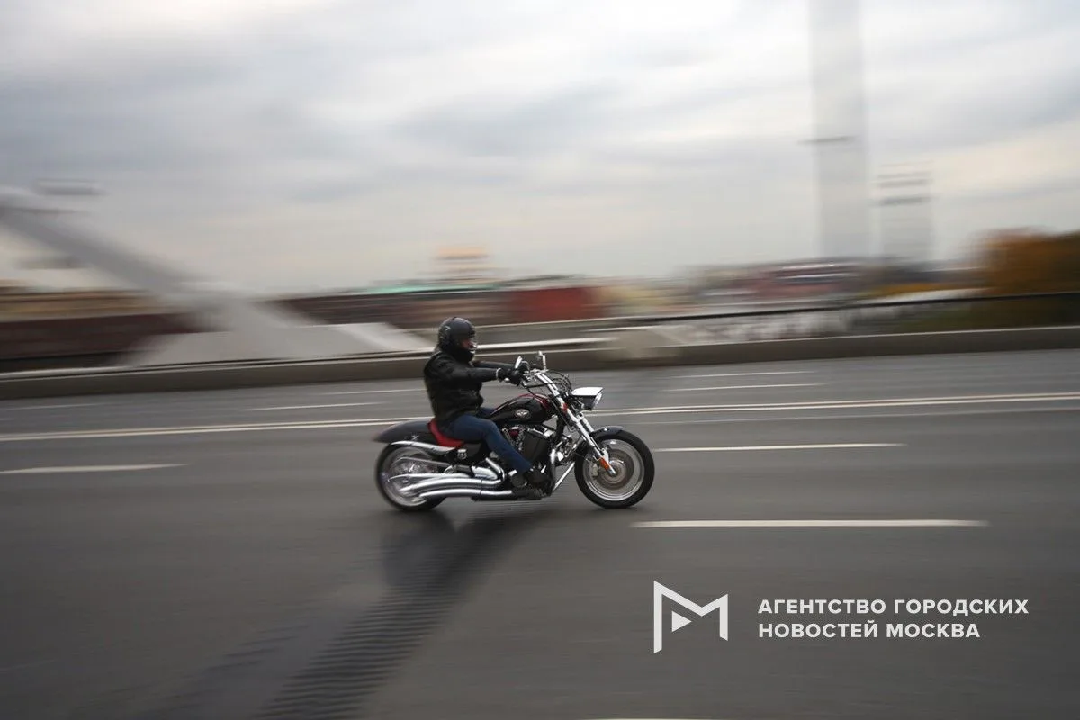 Мотоциклистам рекомендовали больше не гонять по Москве: сезон завершен, в холода летняя...