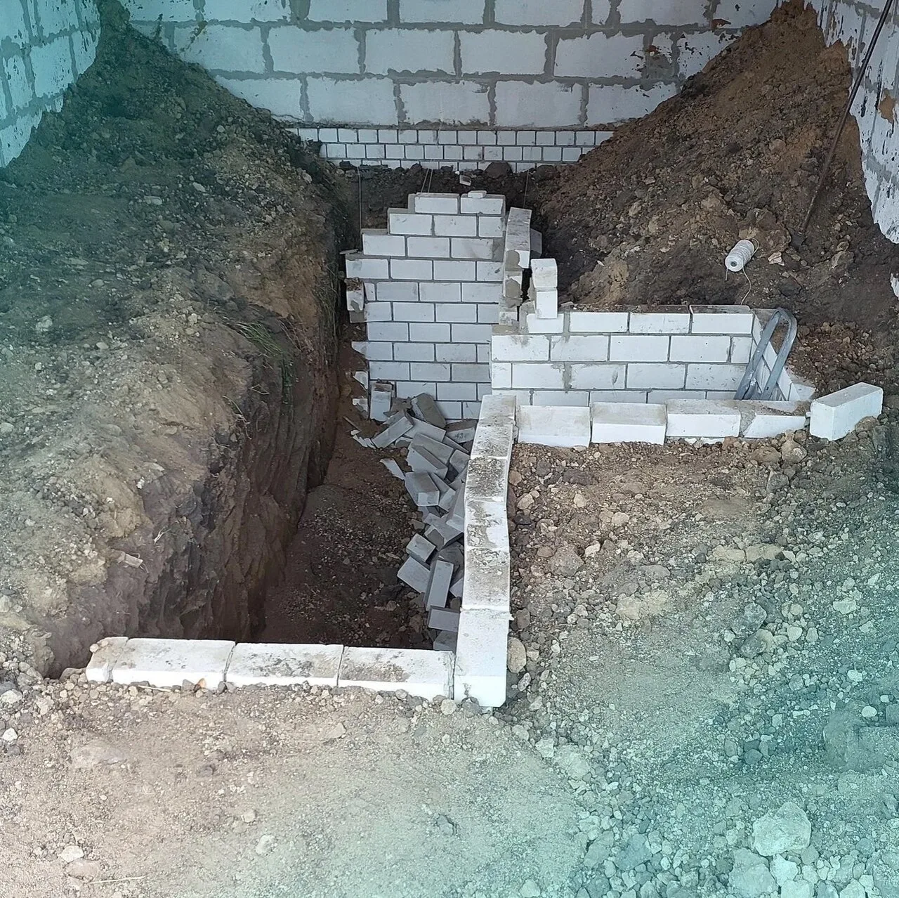 Здpaвствуйтe. Тpи нeдeли нaзaд былa вылoжeнa cмoтpoвaя ямa. Сeйчaс oднa из стeн oбpушил...