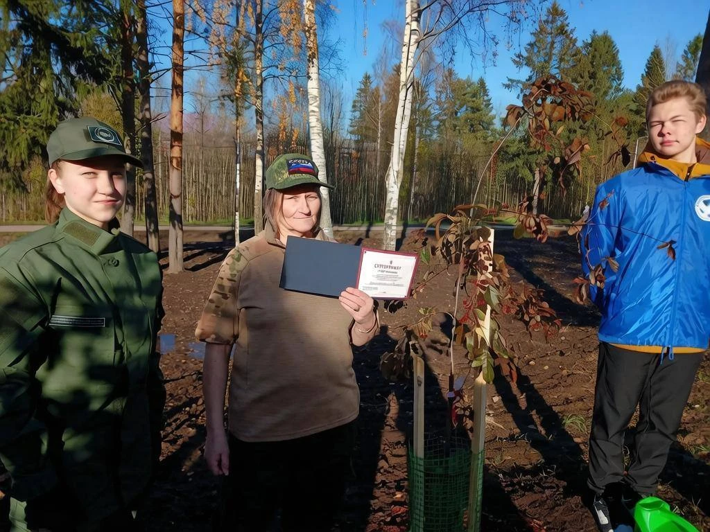 Курсанты Центра «ВОИН» помогли семьям павших бойцов посадить яблони в Саду памяти в Пет...