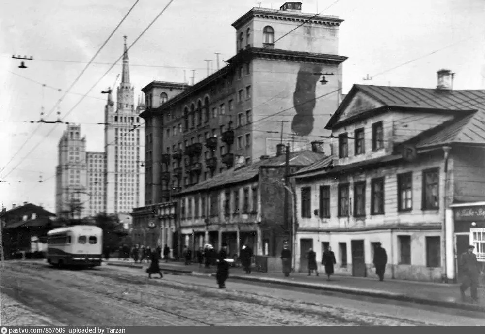 Улица Красная Пресня и сталинская высотка.