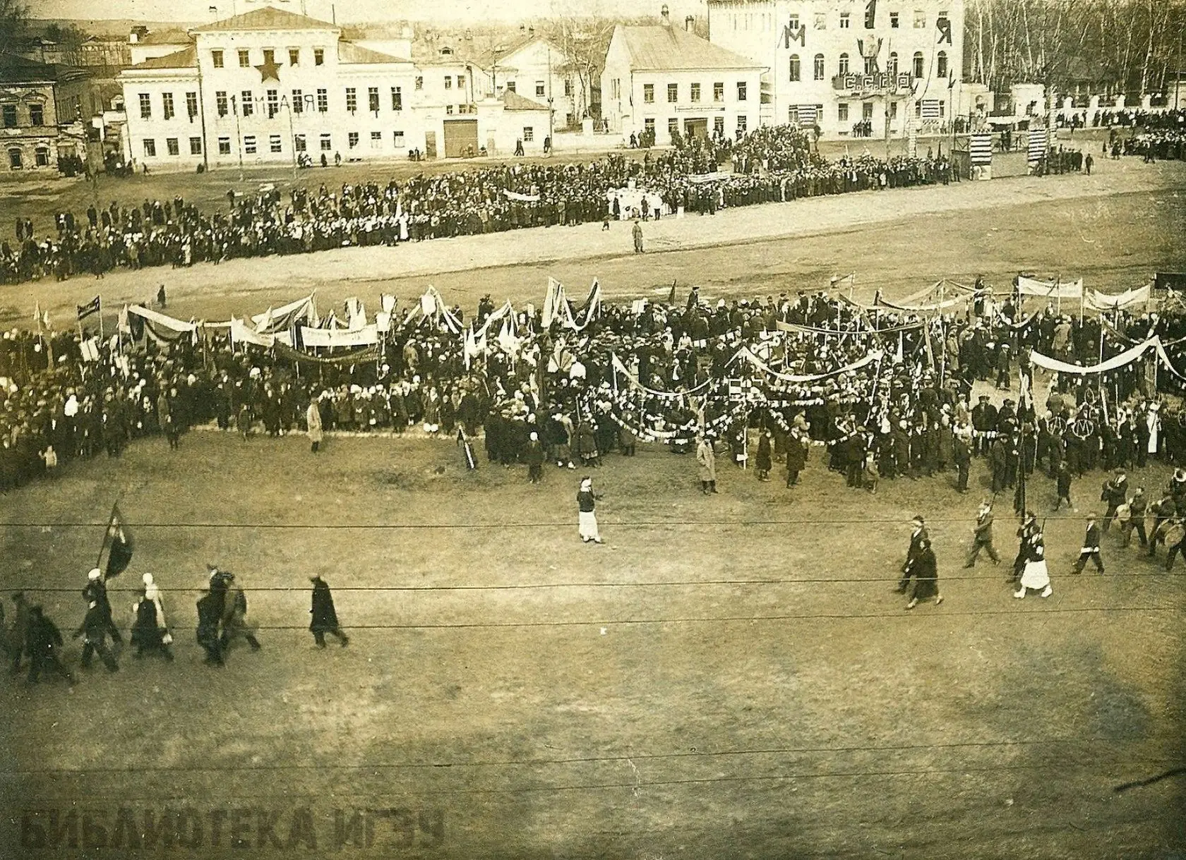 Первомайская демонстрация на площади Свердлова (Ленина), 1930-е годы.