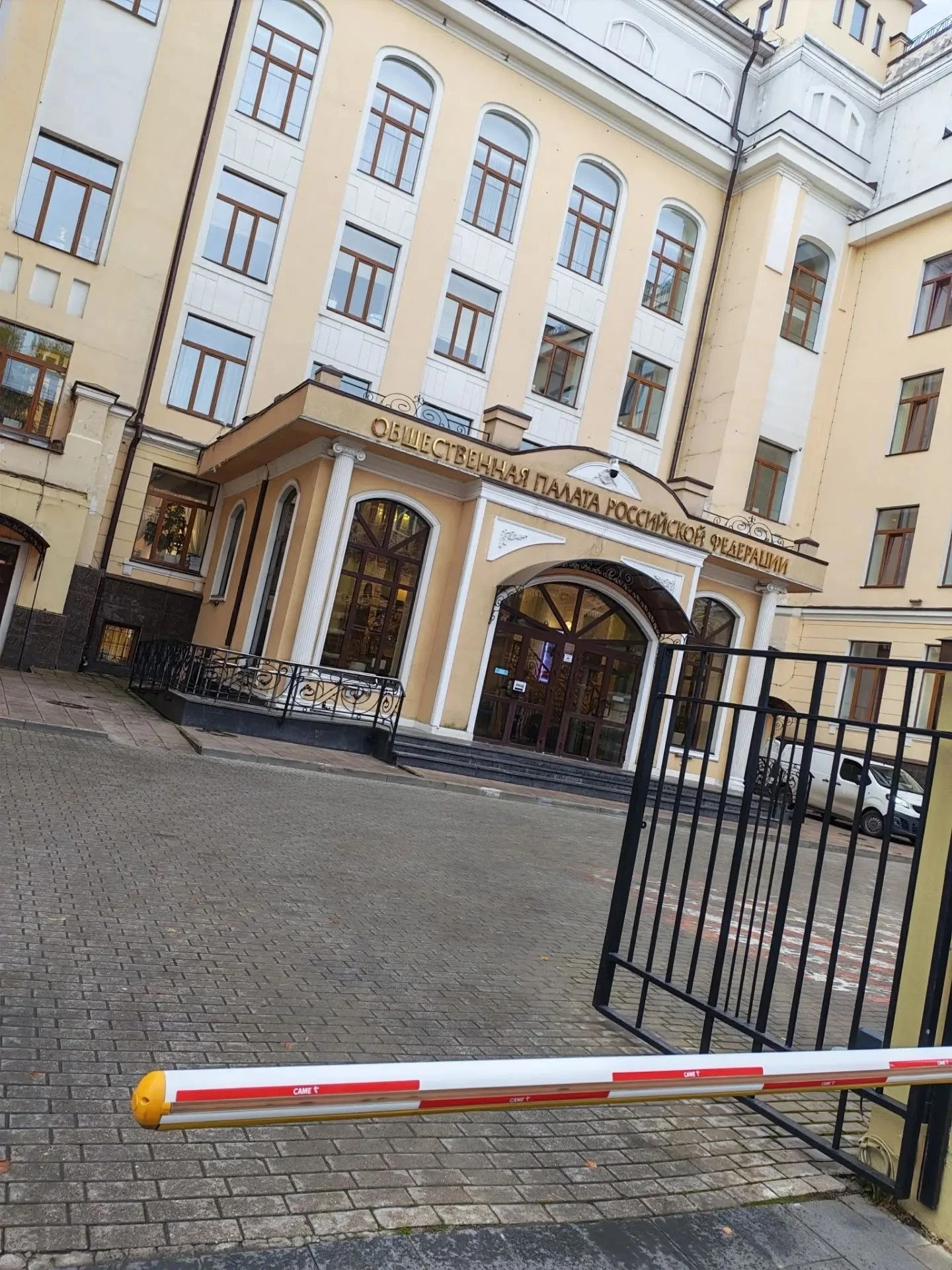Сегодня ведущие специалисты ресурсного класса учитель-дефектолог Алена Александровна Бо...