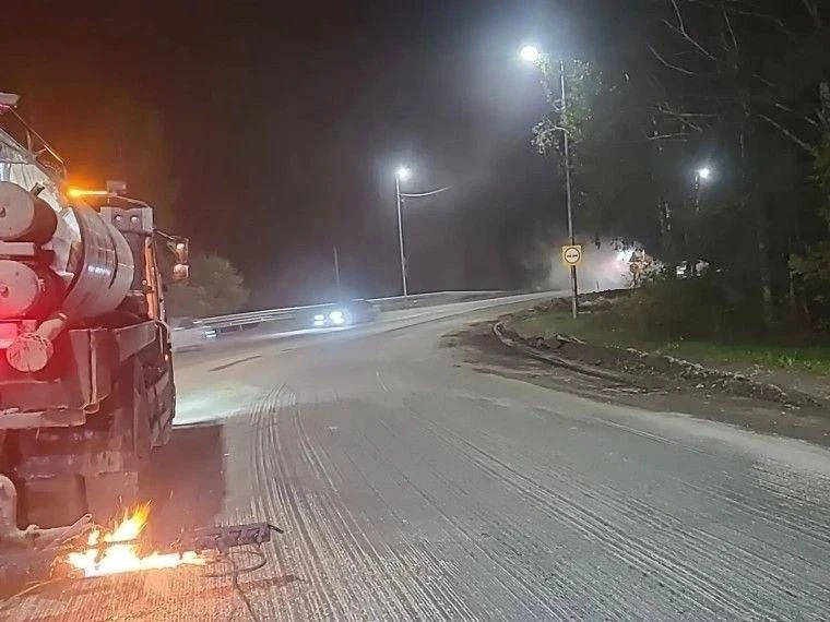 🚧 За ночь на спуске Сельдинского шоссе уложили почти 12 тысяч «квадратов» асфальта.