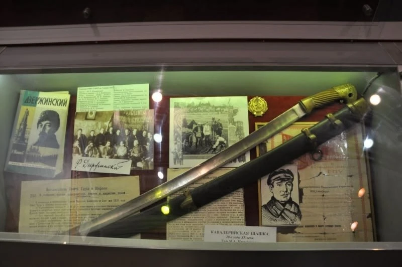 🪖🗡️📜 Житель Петербурга подарил смоленскому музею полиции шашку прадеда.