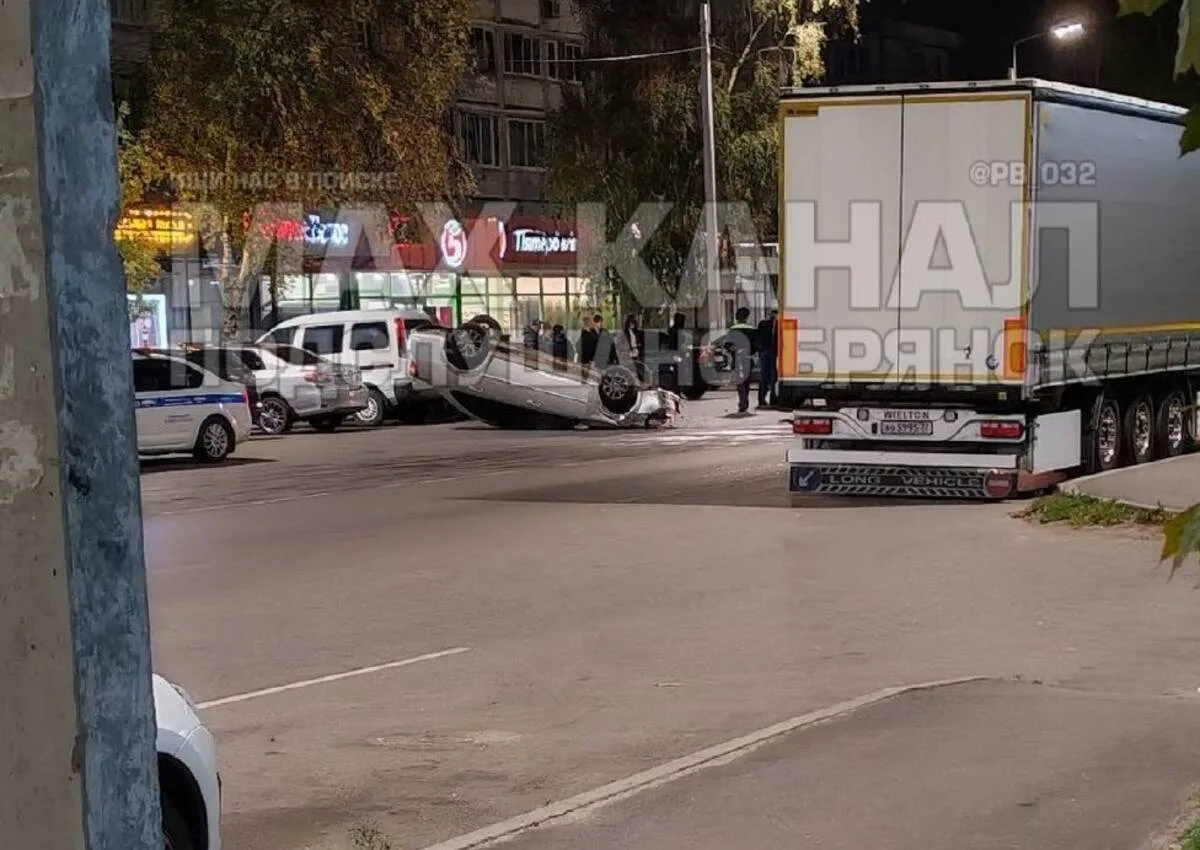 В Брянске перевернулся легковой автомобиль