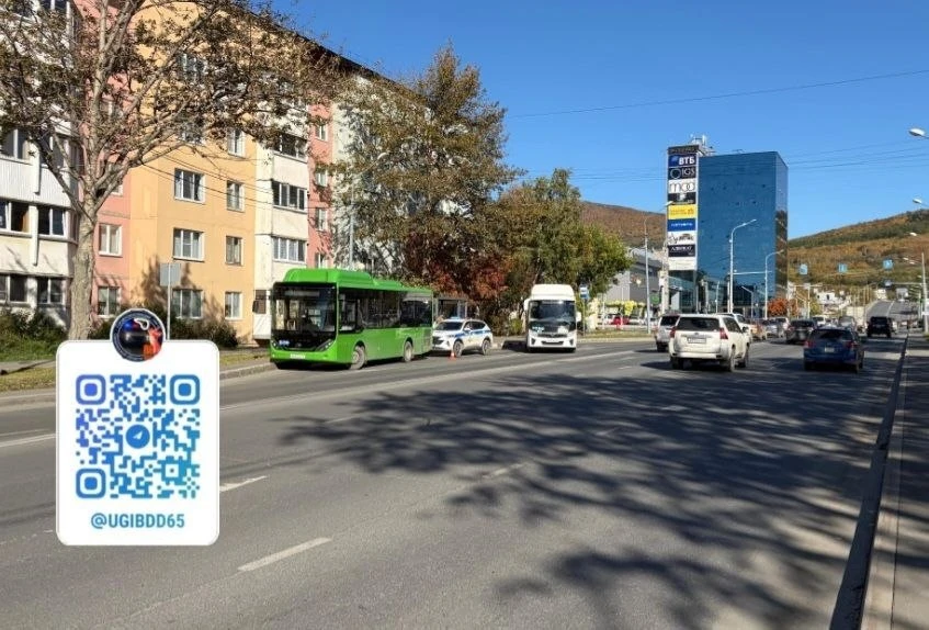 В Южно-Сахалинске 72-летняя женщина упала при экстренном торможении автобуса