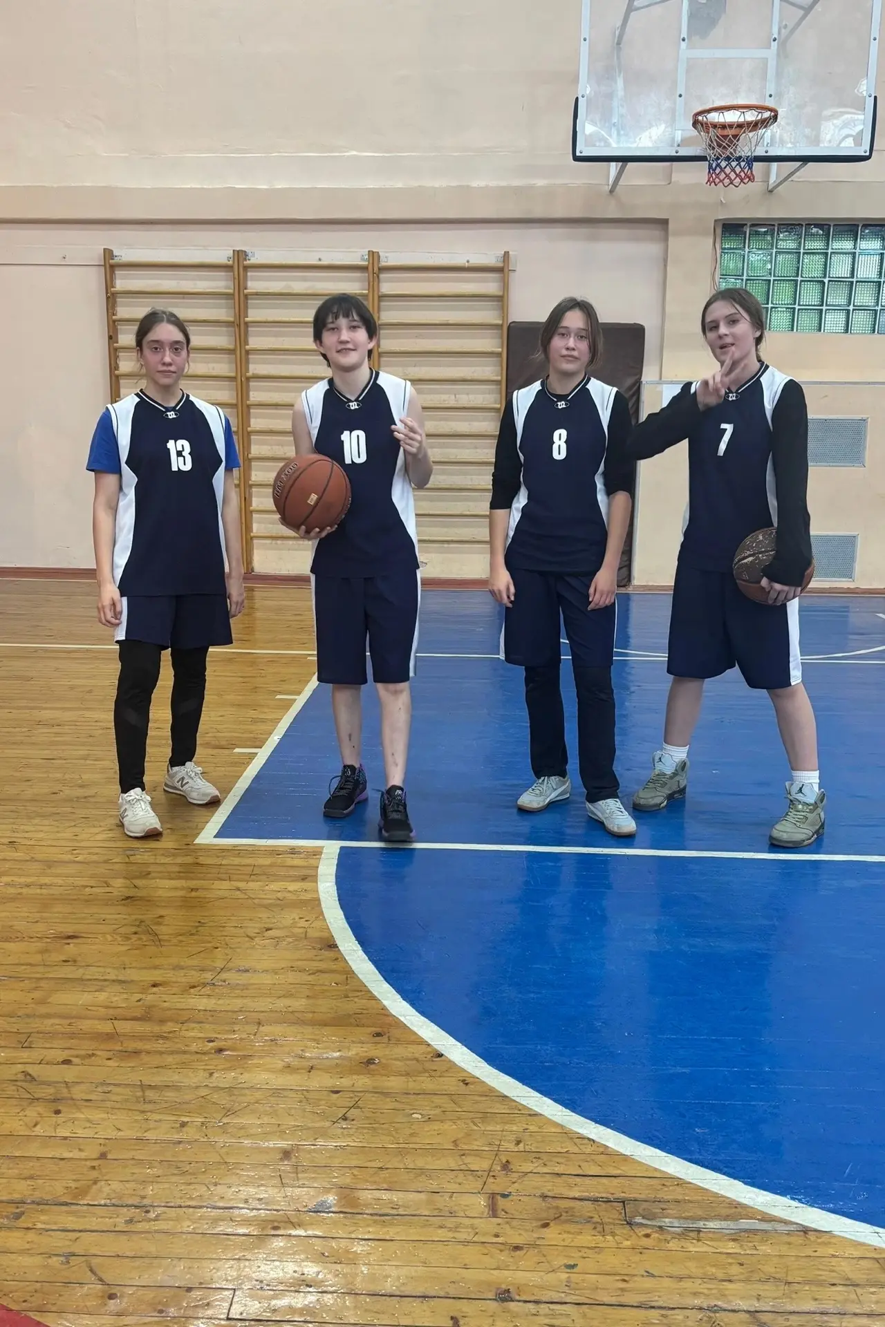 Вчера, 9 октября, наши девчонки защищали честь школы на районных соревнованиях по баске...