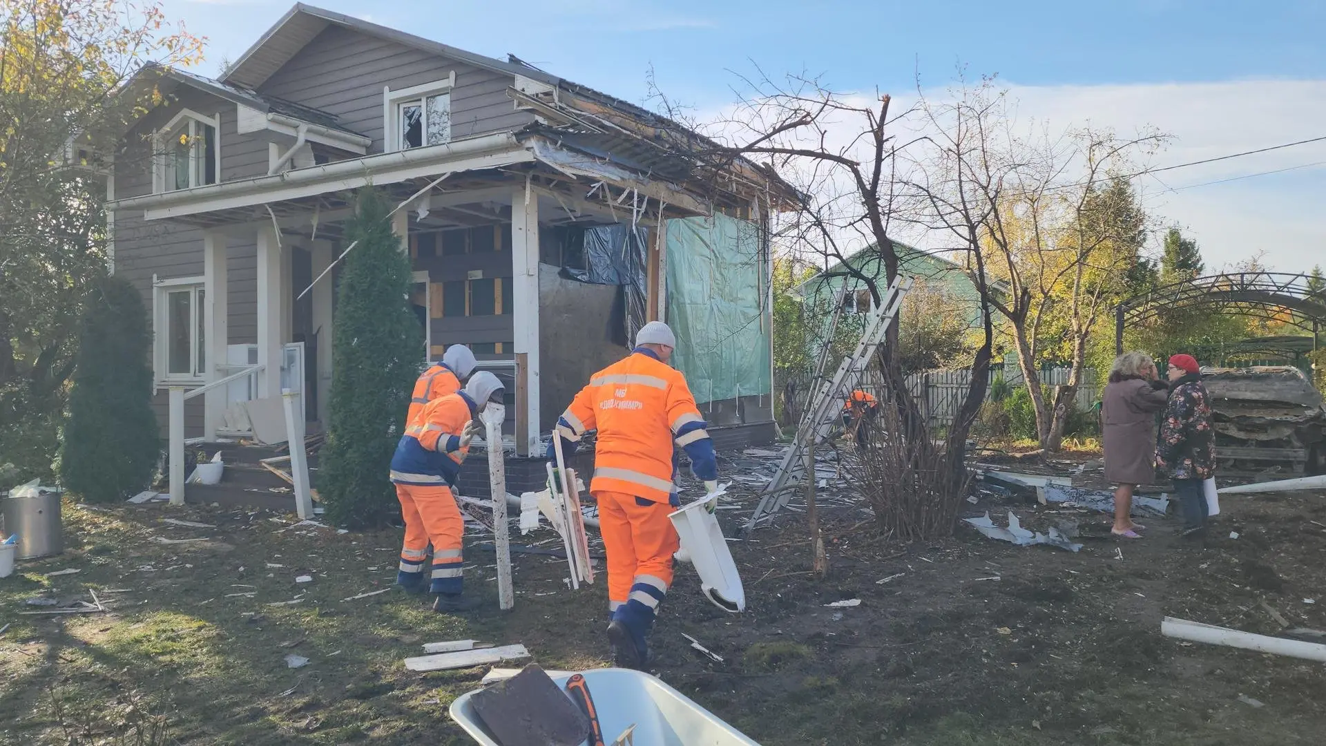 Дом пенсионерки Галины Александровны в СНТ у д. Ядромино пострадал во время атаки БПЛА ...