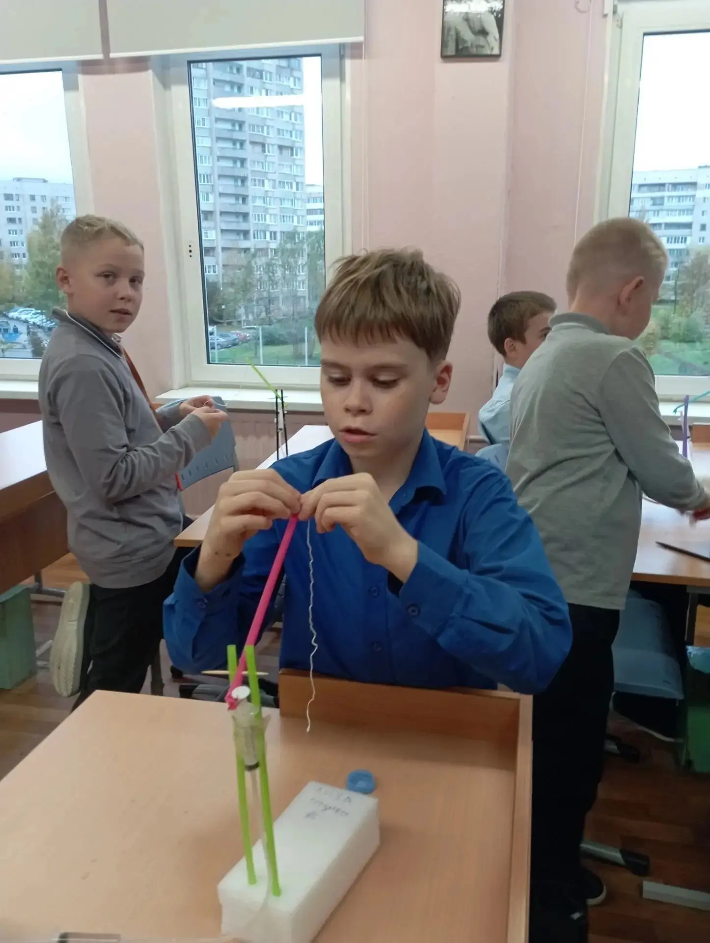 🧐 А что у нас? Закон Паскаля в действии: давление, приложенное к жидкости, передаётся ...