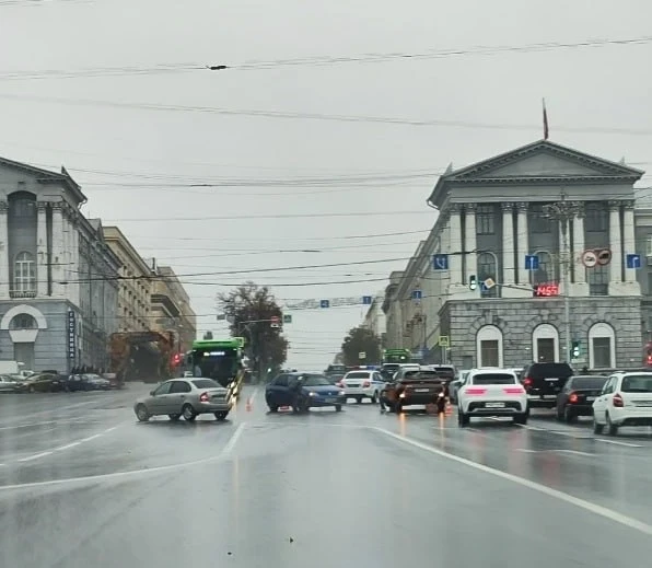 На Красной площади в Курске авария собрала пробку