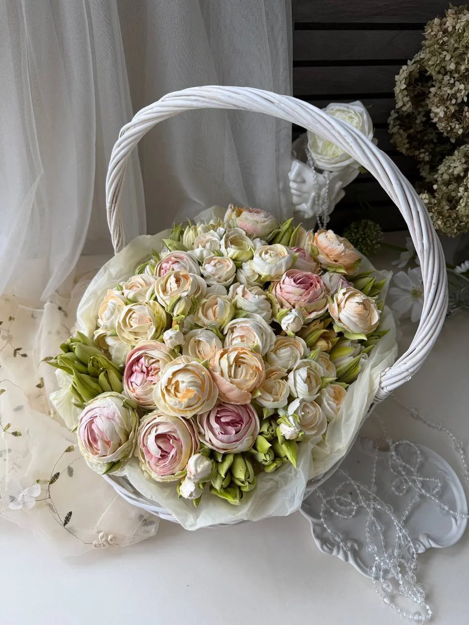 Корзина с зефирными кустовыми розами!🤍