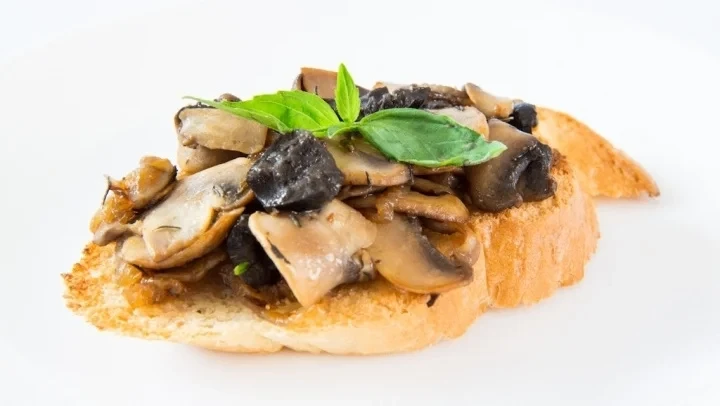🍄 Брускетта с грибами — подсушенный хлеб с чесноком и тёплой начинкой из шампиньонов, ...