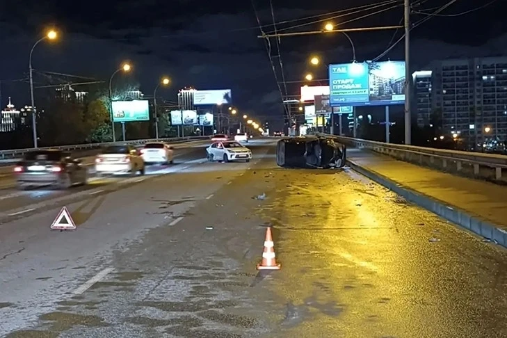 🚗 На Димитровском мосту в Новосибирске перевернулась машина, пострадал подросток