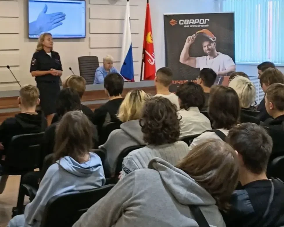 🚦Профилактика безопасности: сотрудники Госавтоинспекции провели встречу со студентами ...