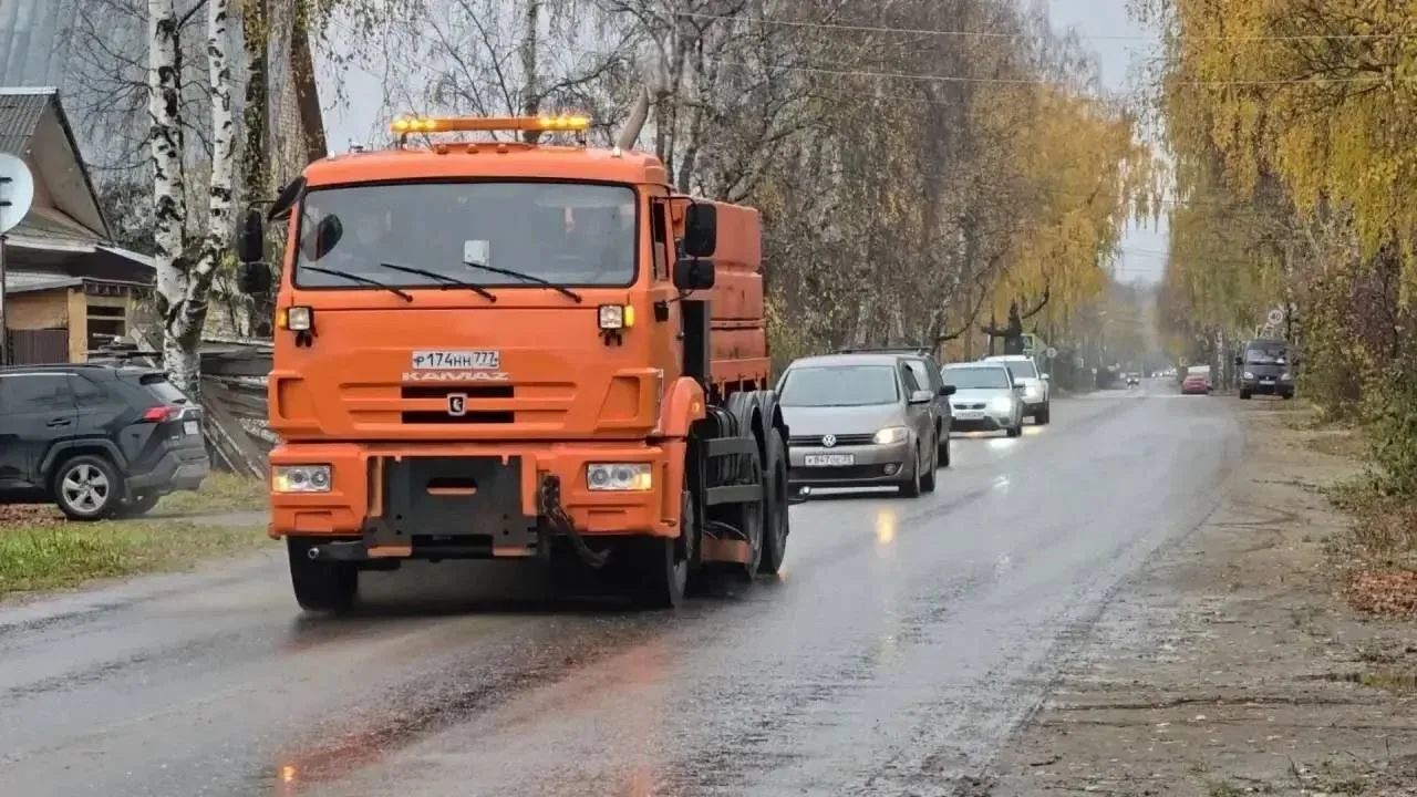 🚜🚜🚜 Две комбинированные дорожные машины, уличный пылесос и два трактора МТЗ из Москв...