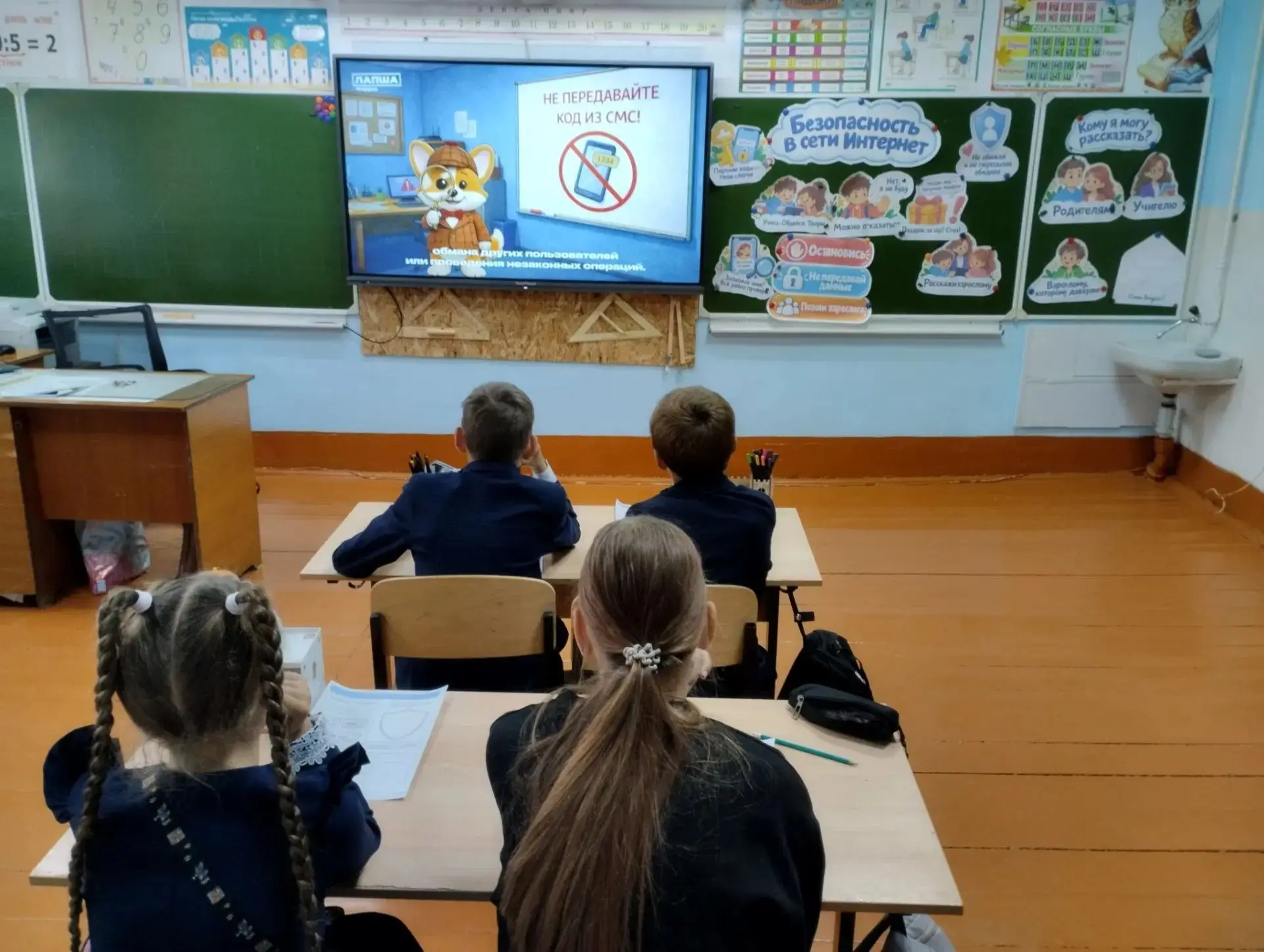 Понедельник в нашей школе начался традиционно — с линейки.