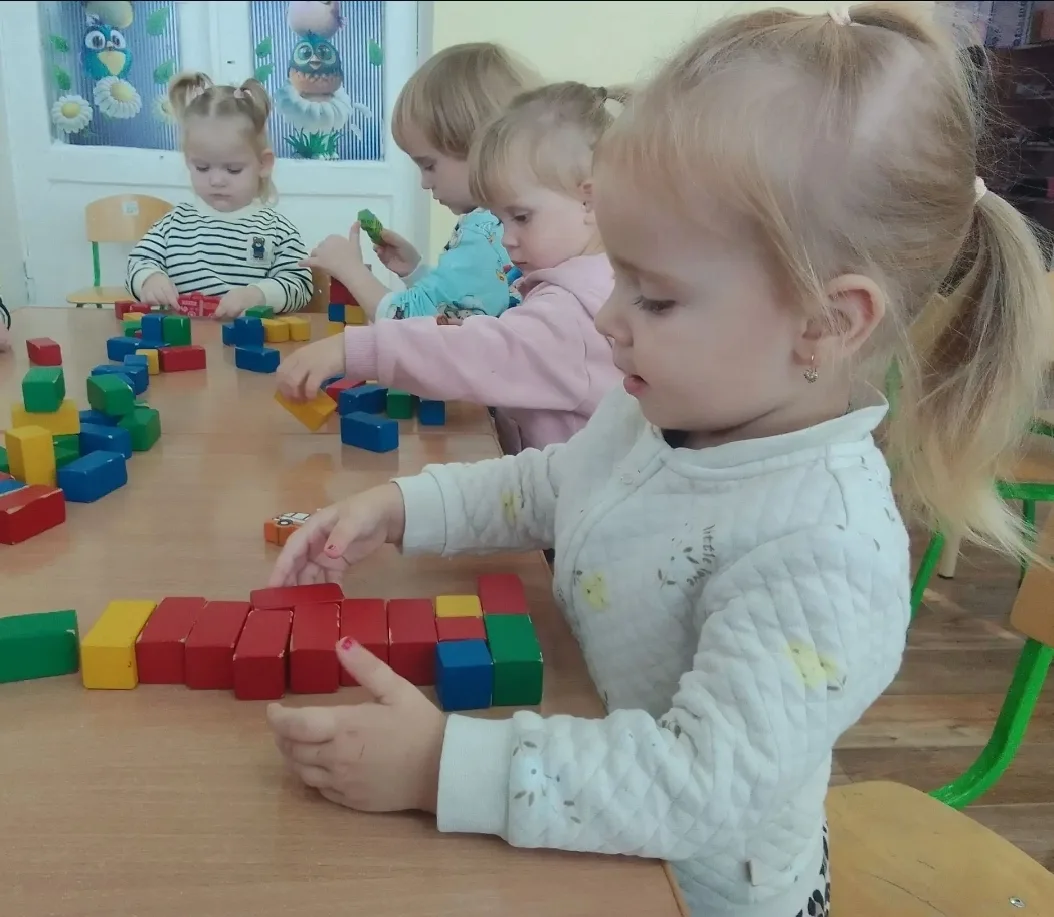 ⭐ Ребята младшей группы "Ягодка" просто обожают играть в деревянный конструктор.