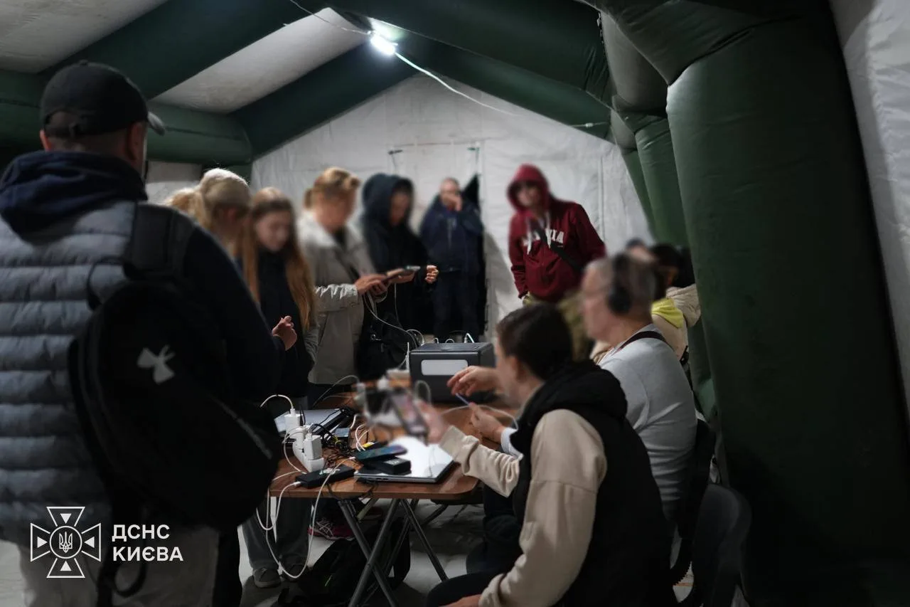 ГСЧС разворачивает палатки в Киеве из-за перебоев со светом.