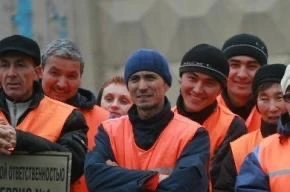 Поднять зарплаты мигрантам предложил глава свердловских профсоюзов. Это необходимо для ...