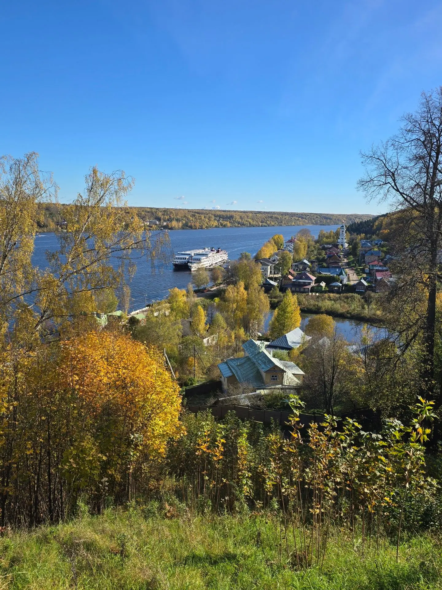 Поднимались на Соборную гору, откуда открывается прекрасный вид на восточную часть Плёс...