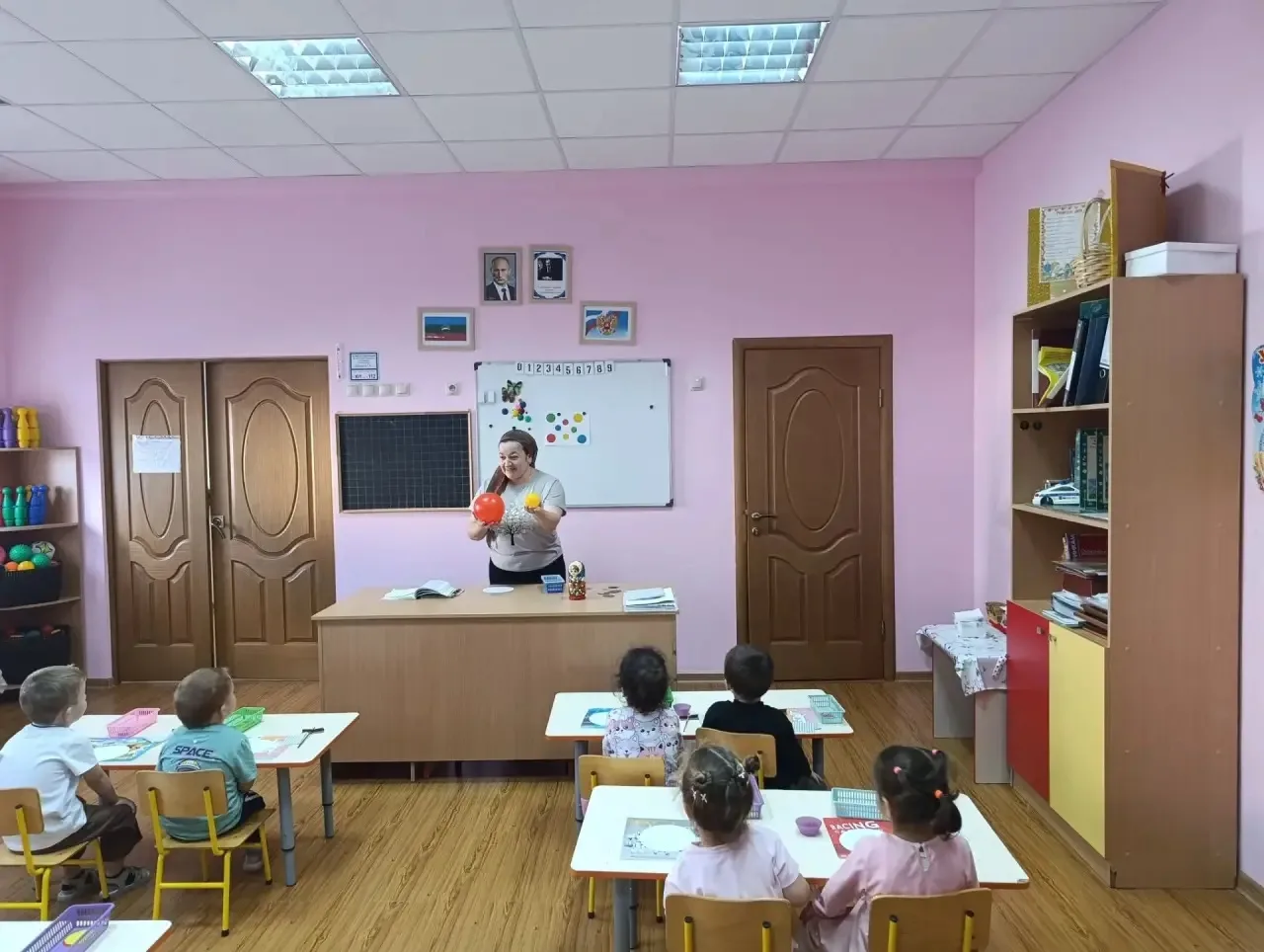 ✨Аппликация во второй младшей группе №4 "Теремок" на тему "Большие и  маленькие мячи в ...