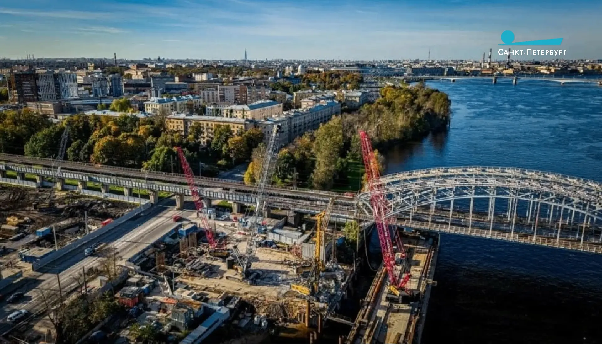 В Петербурге началось возведение вспомогательного рабочего моста через Неву.