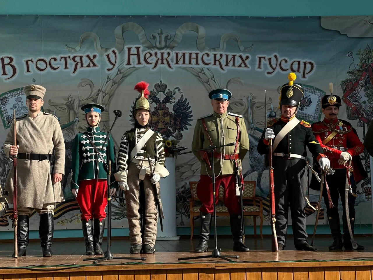 В Городском парке, на главной площадке фестиваля «В гостях у Неженских гусар», сейчас п...