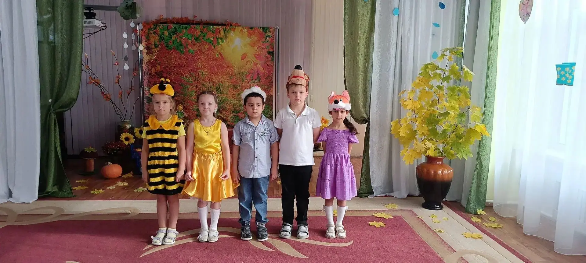 🍁 В подготовительной группе приход Осени чуть не сорвала тётушка Слякоть, которая хоте...