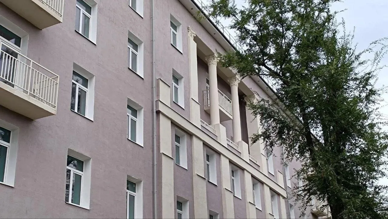 Завершают восстановление дома 1930-х годов, разрушенного на 80% на бульваре 50 лет Октября