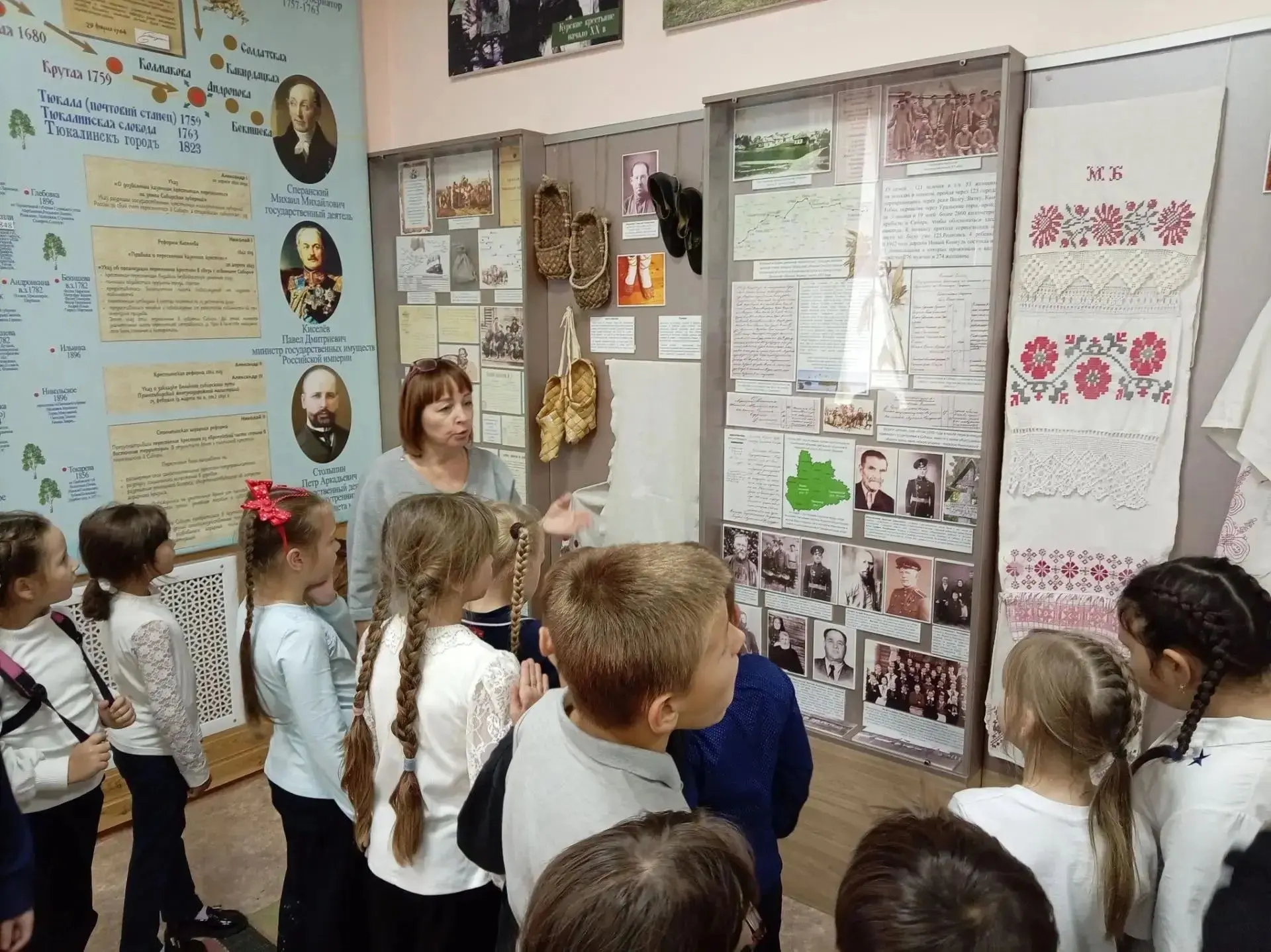 Путешествие в прошлое: гимназисты на экскурсии в музее