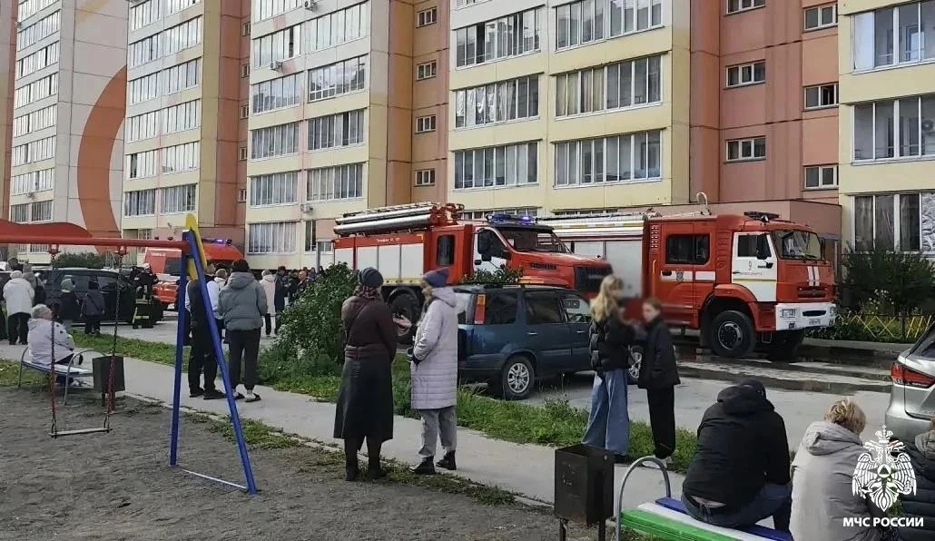 🔥 В Новосибирске из горящего дома на Петухова спасли 15 человек