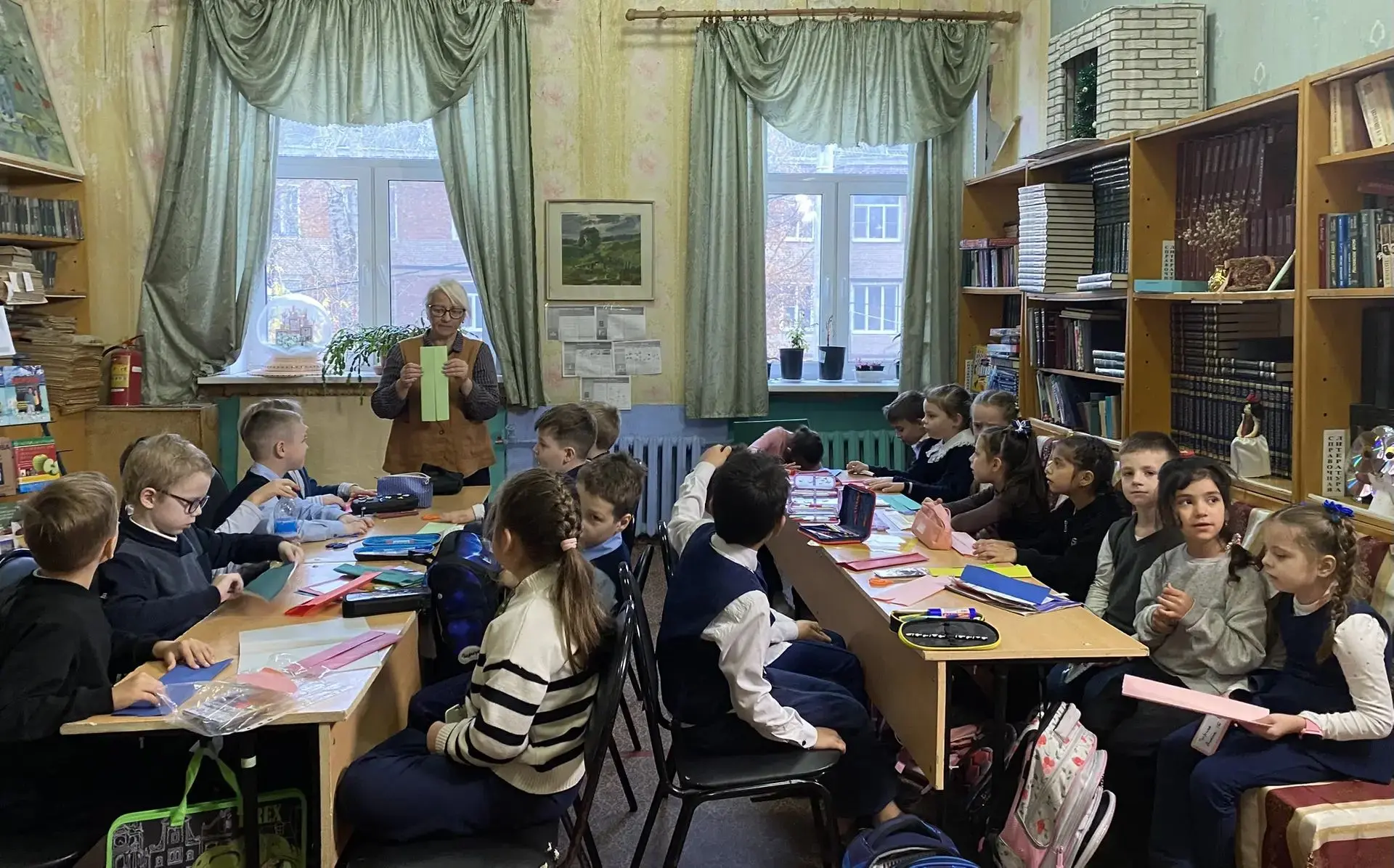 «В гости к книгам и добрым делам: первоклассники из 1Б побывали в библиотеке посёлка Го...