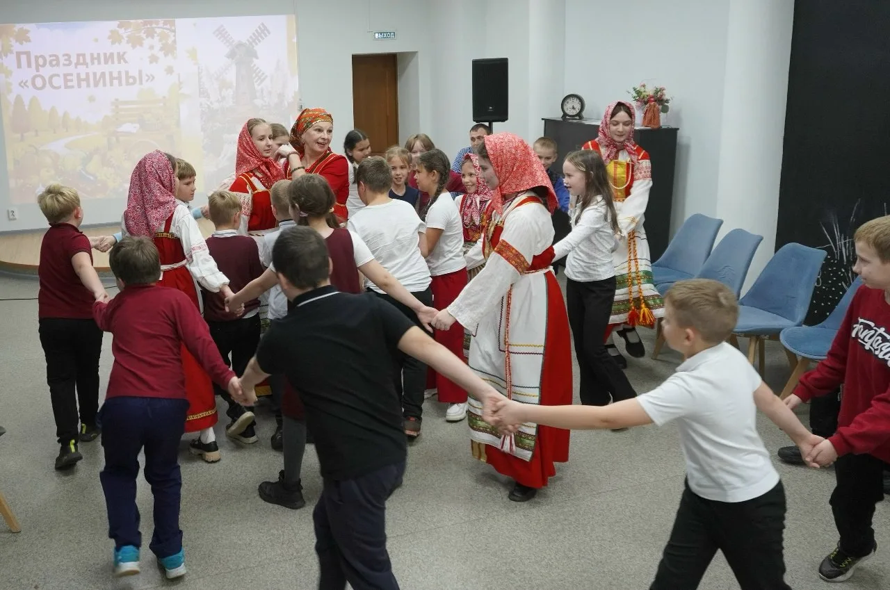 Ученики школы № 12 отметили Осенины в псковской библиотеке Родник имени С. А. Золотцева...