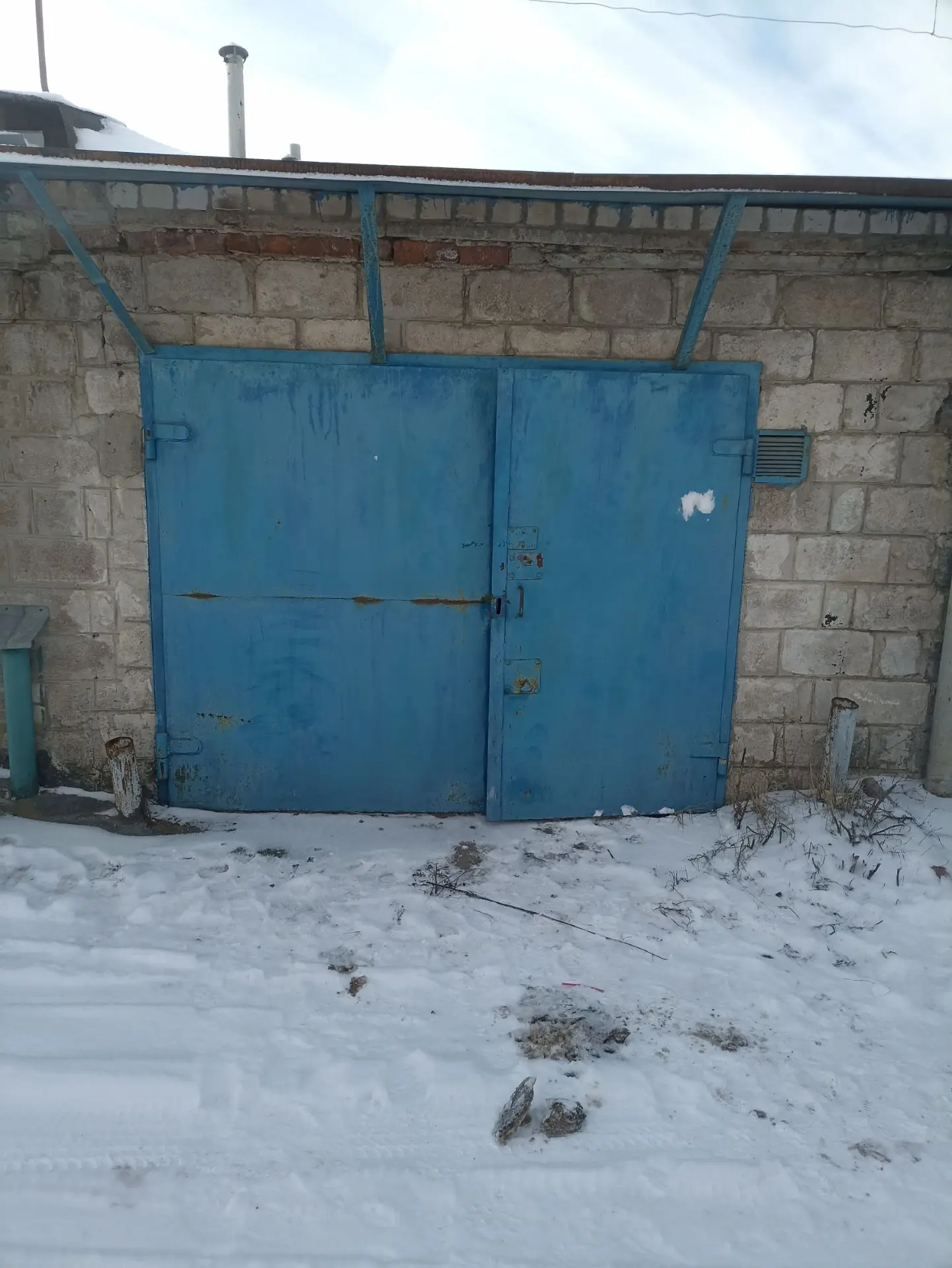 Продам капитальный гараж из шлакоблока смотровая яма подвал на весь гараж кооперативе Д...