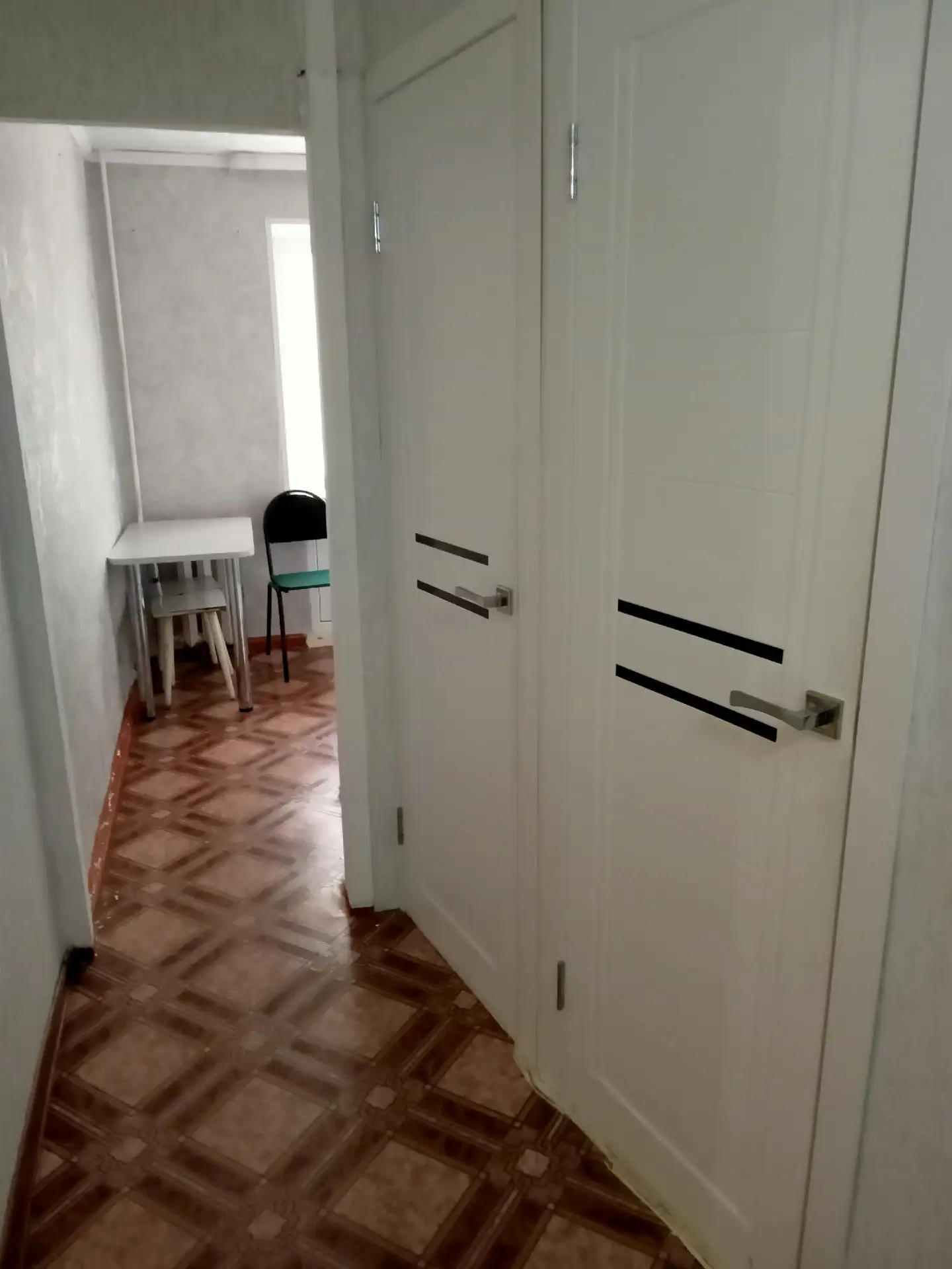 Сдаётся 2ком, Худ -на 111, аккуратная, техника, холодильник, мебель необходимая. Без за...