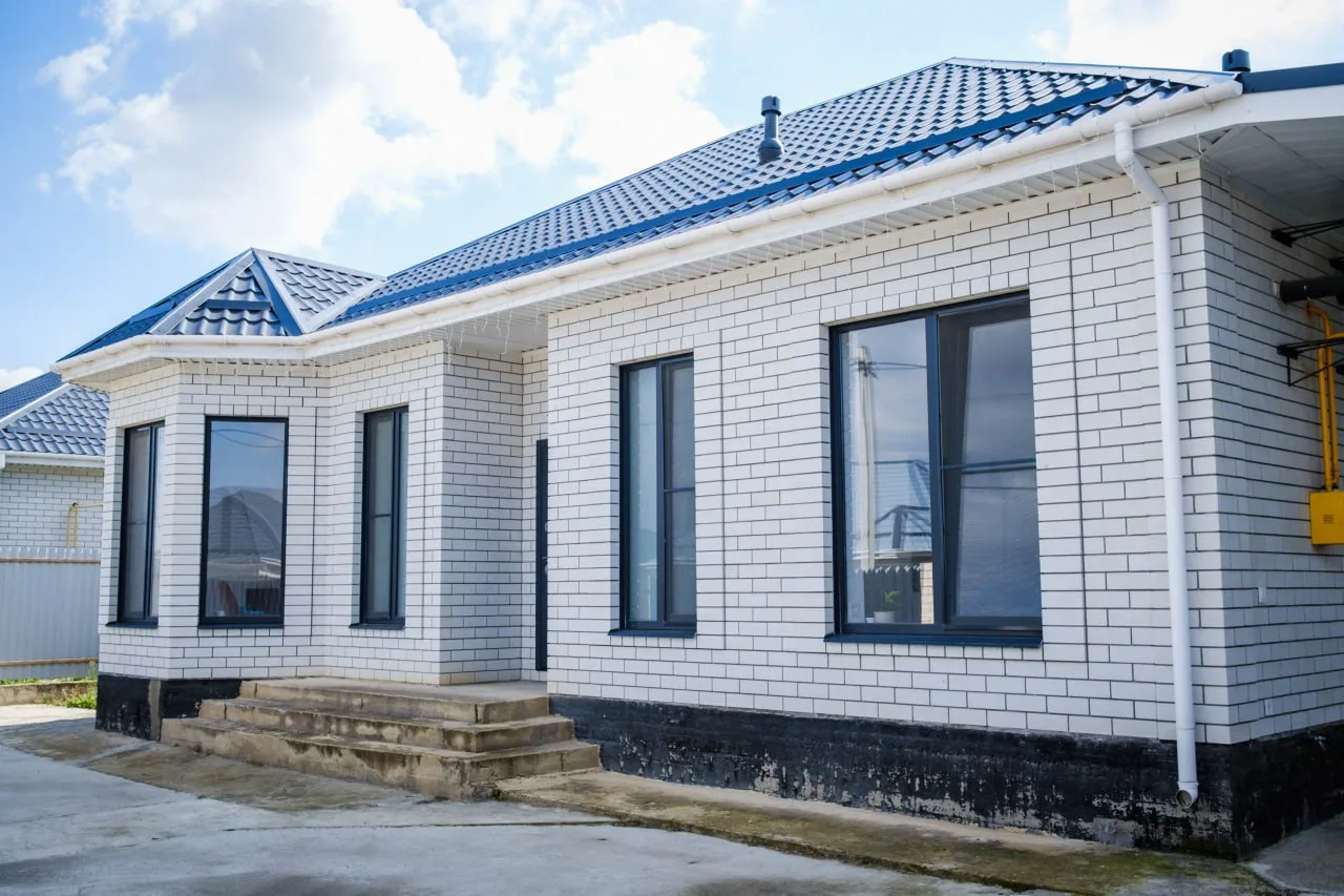 В с. Гайкодзор  продается дом 100 кв.м., с ремонтом, мебелью и техникой  заезжай и живи...
