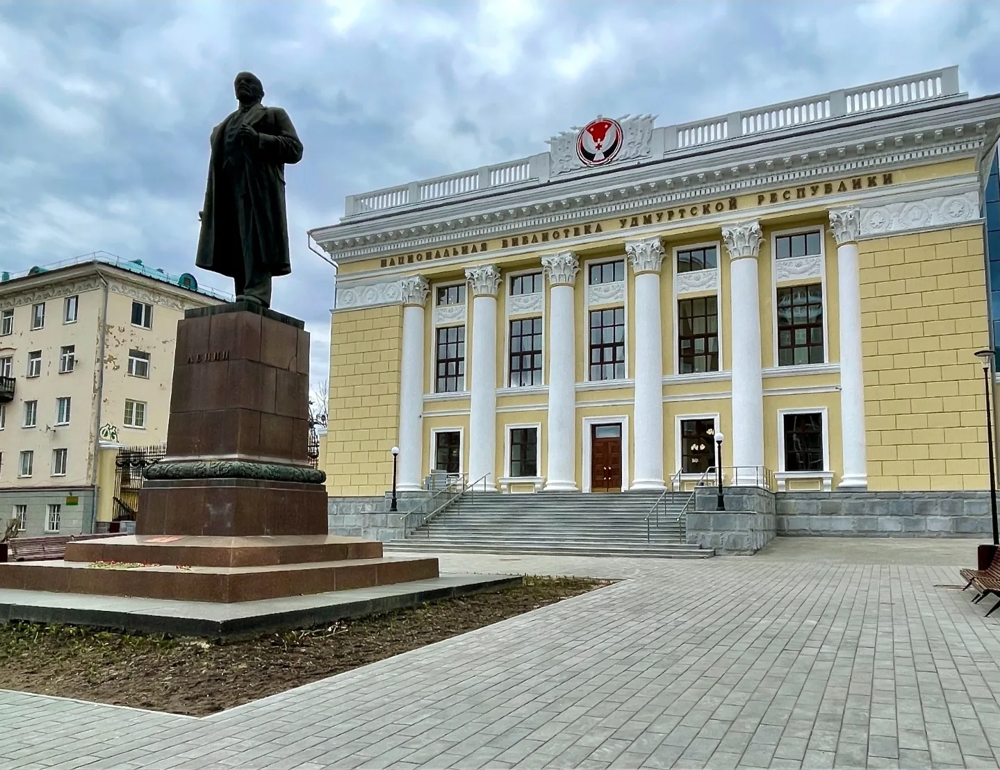 Также осмотрели помещения Национальной библиотеки Удмуотской республики и договорились ...