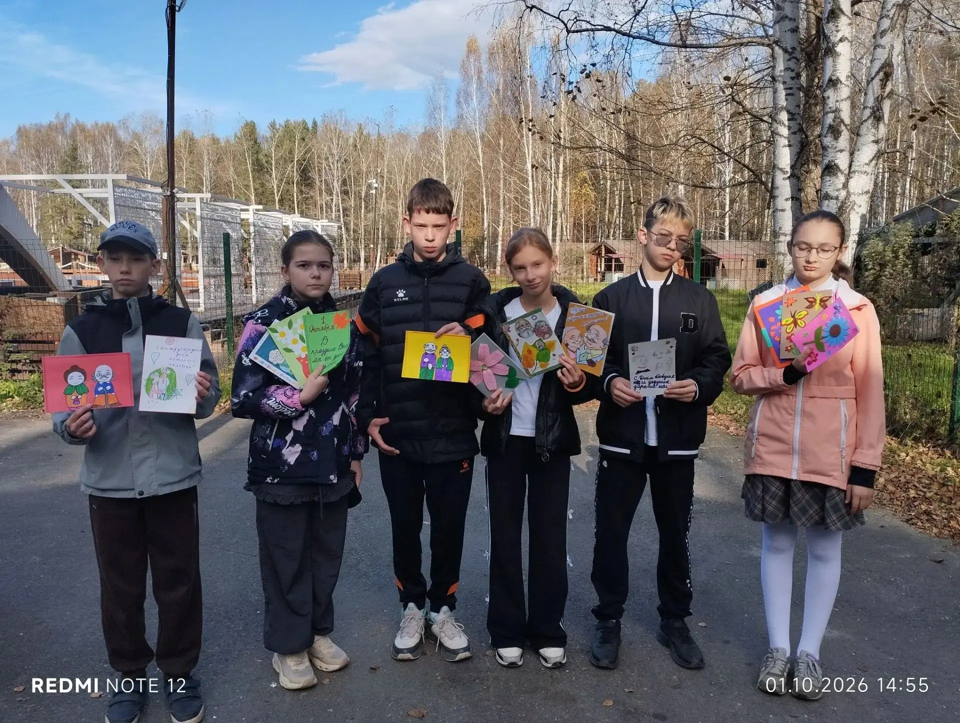 Сегодня 1 октября, ребята 5 "Б" класса провели акцию "Поздравляем пожилых людей".🍁