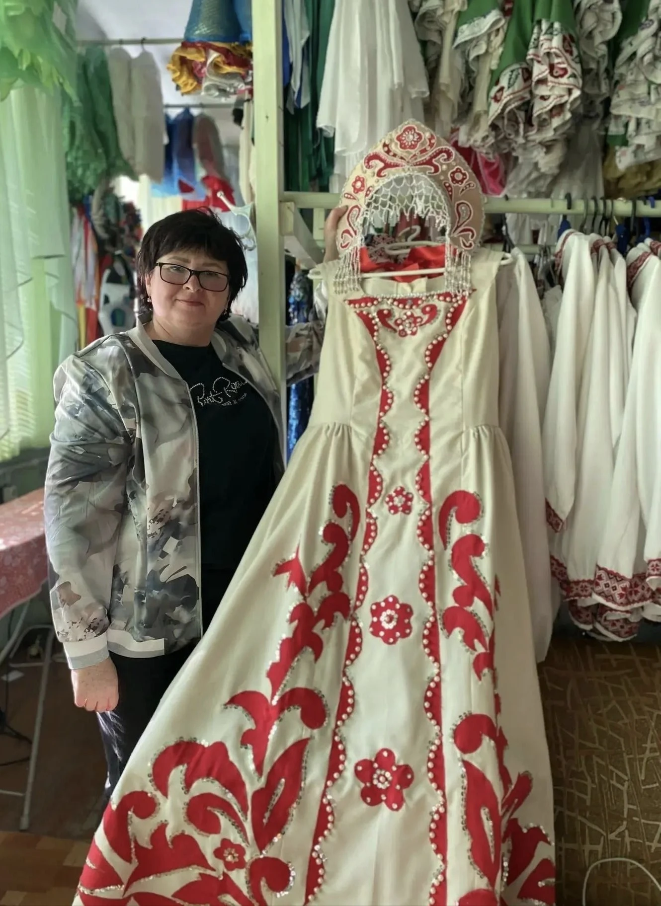 И костюм сошьёт, и песню споёт