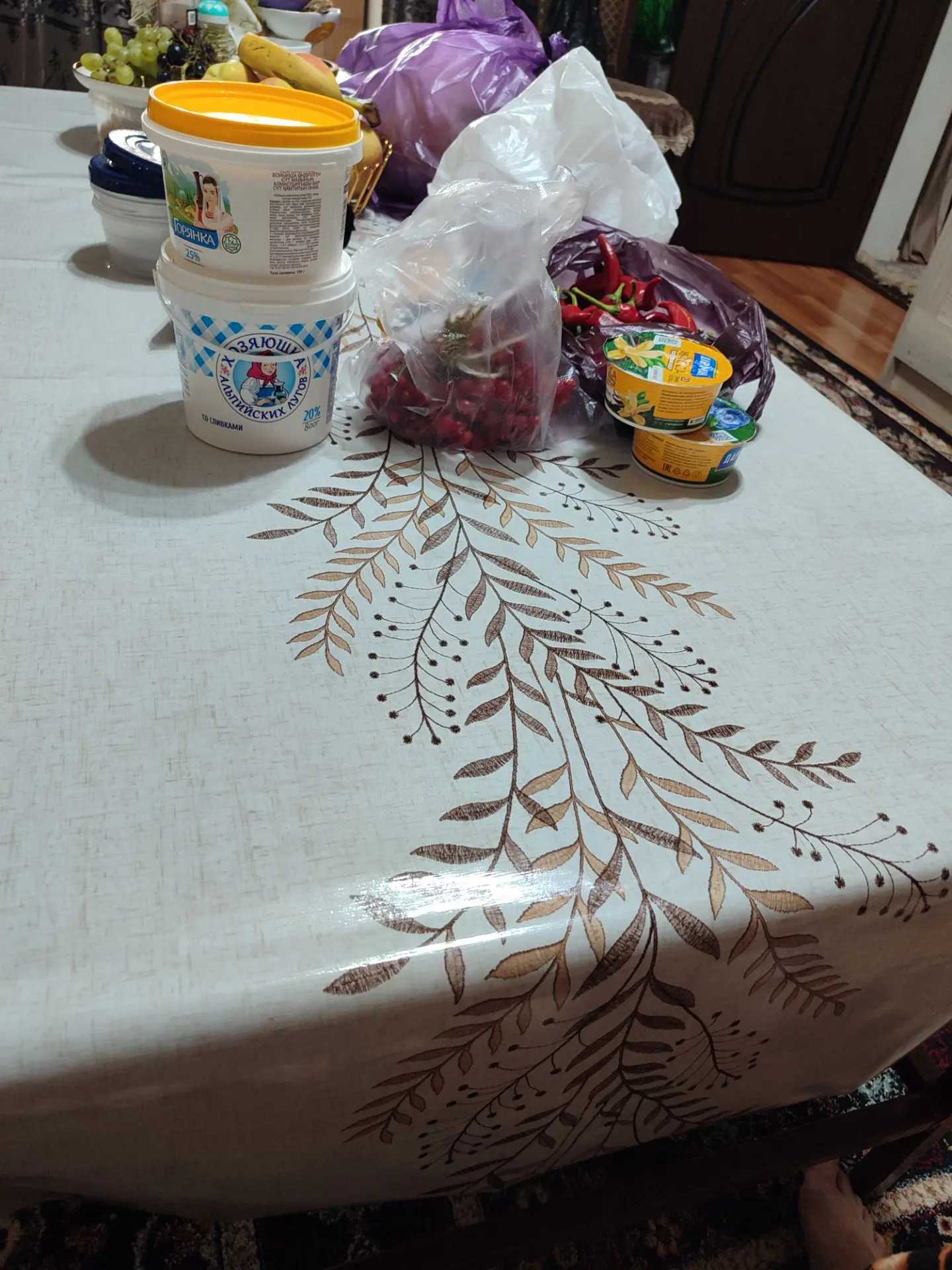 Новую клеёнку ещё прикупила на стол😉лук-25р за кг, морковь, свекла -35р за кг. И рыбу ...