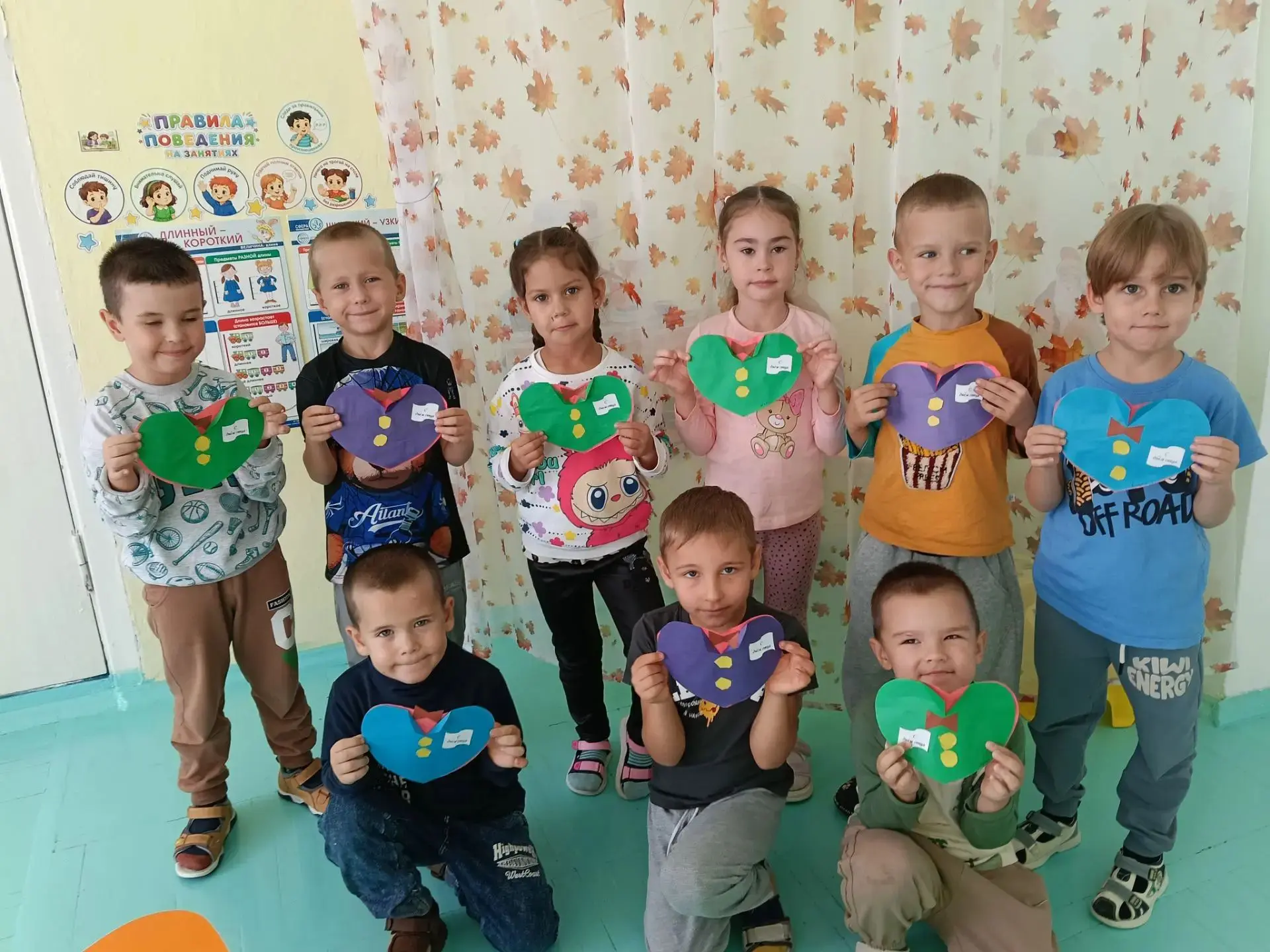 Дети старшей группы √2 ко Дню отца приготовили скромные подарки.
