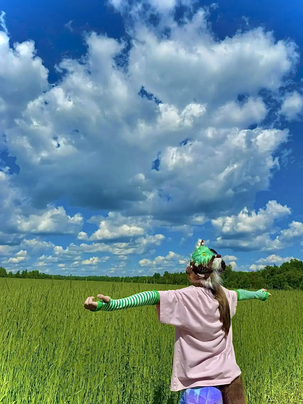 рыська играется на поле🌈🌱