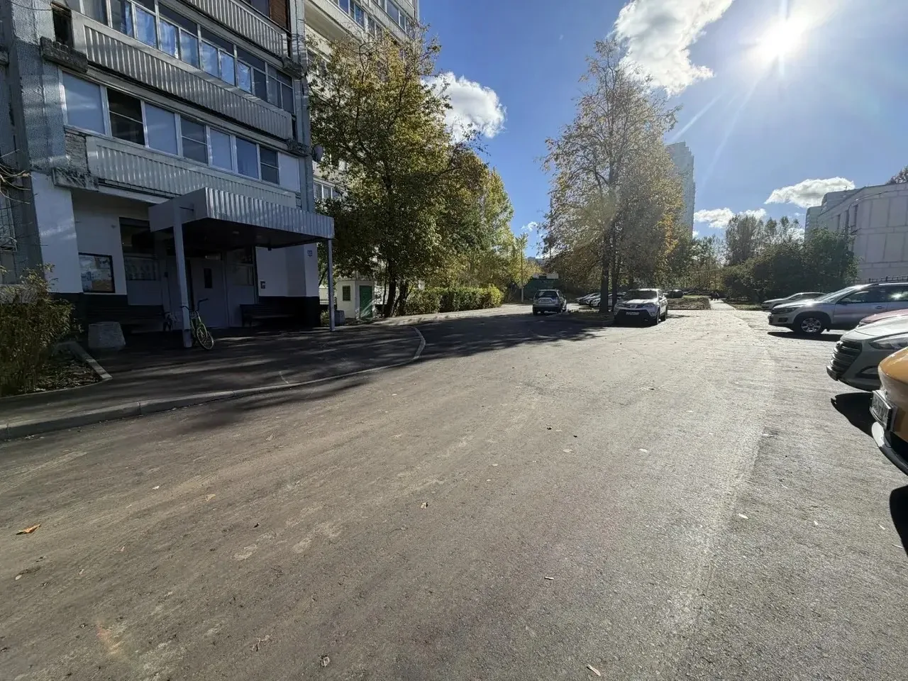 В районе Силино у корпусов 1002 и 1007 завершены работы по обновлению асфальтового покр...