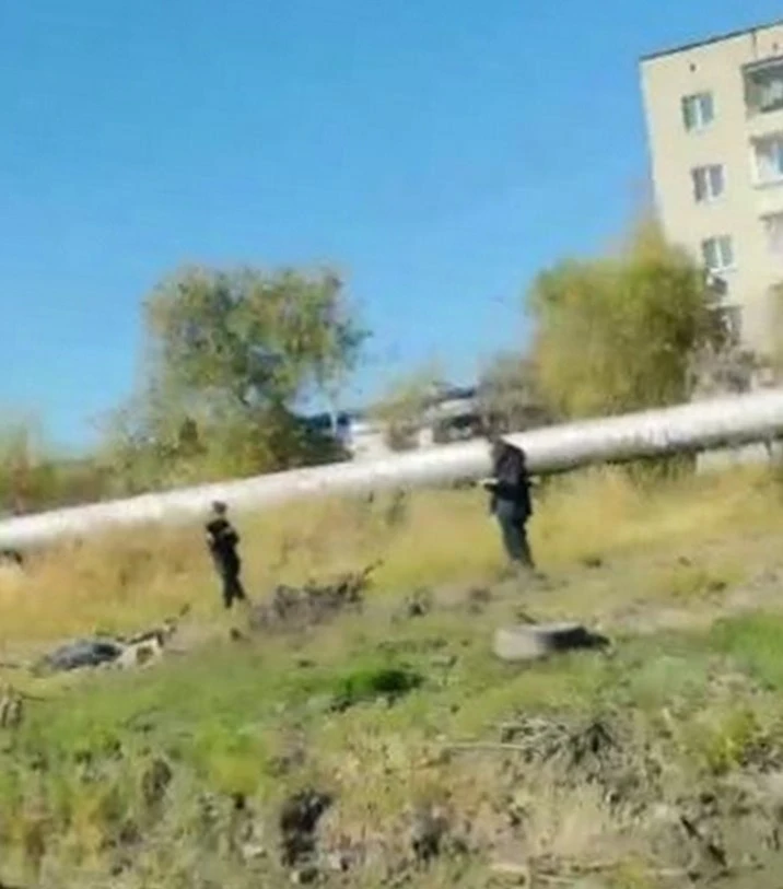 Мертвого человека нашли сегодня днем на улице Аэродромной в Хабаровске.