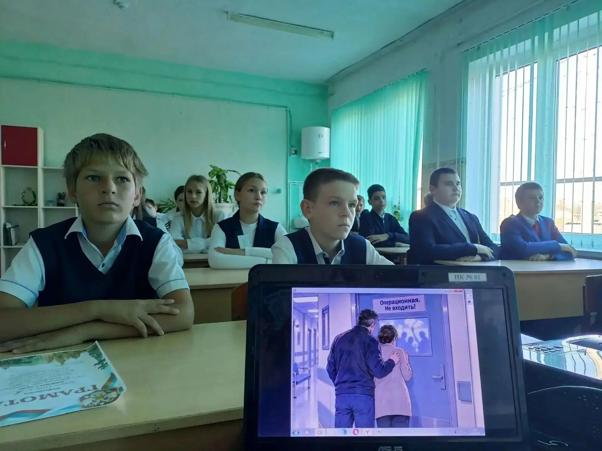 Сегодня, 12 октября, на занятии «Разговоры о важном»  ученики говорили на тему: «Соцсет...