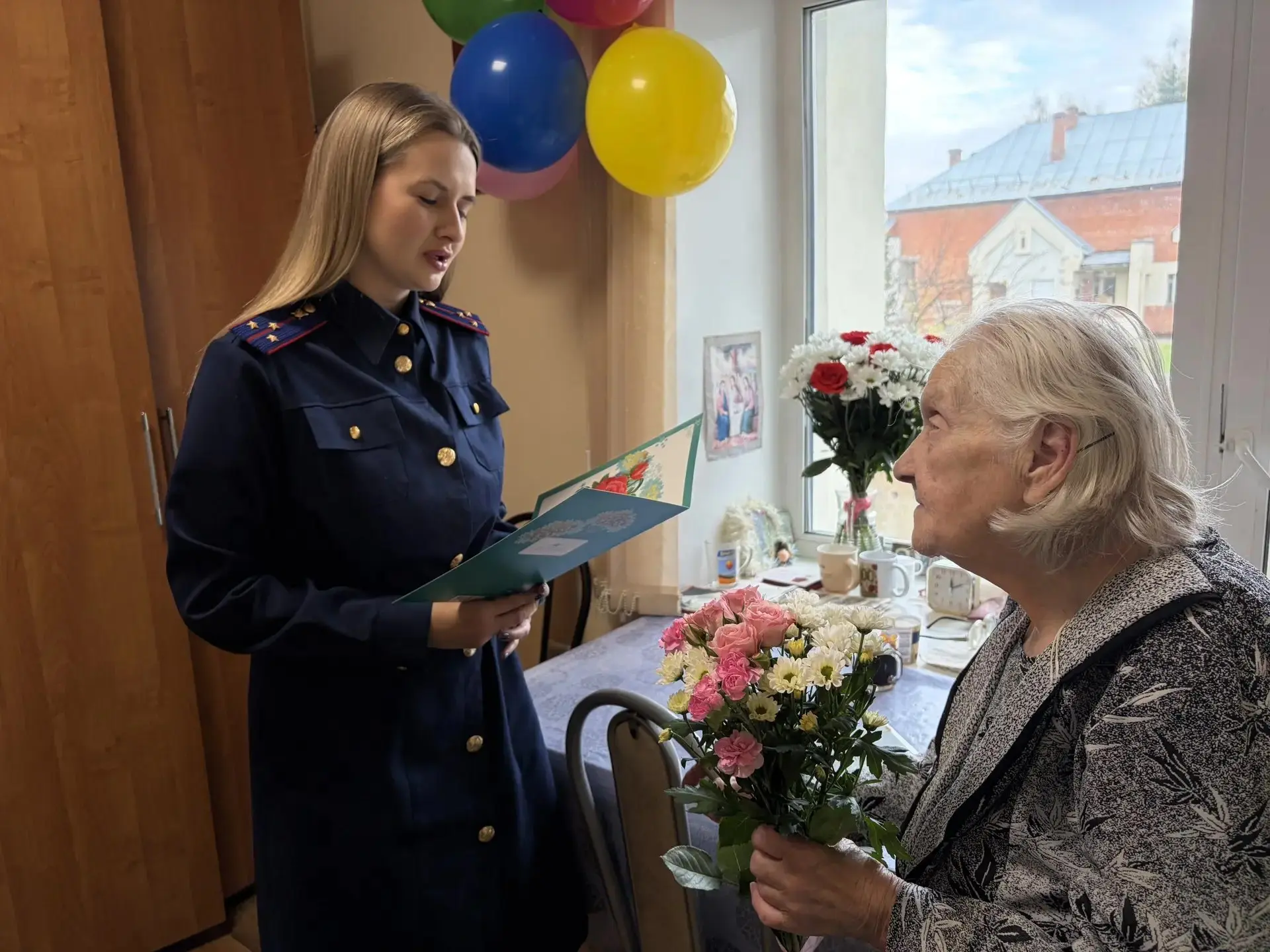 Следователи поздравили со 100-летием труженицу тыла из Ивановской области