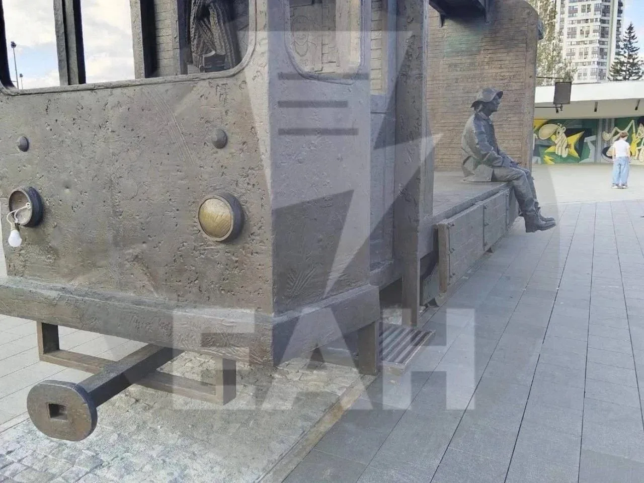 В Екатеринбурге вандалы вырвали фонарь у памятника Балабанову.