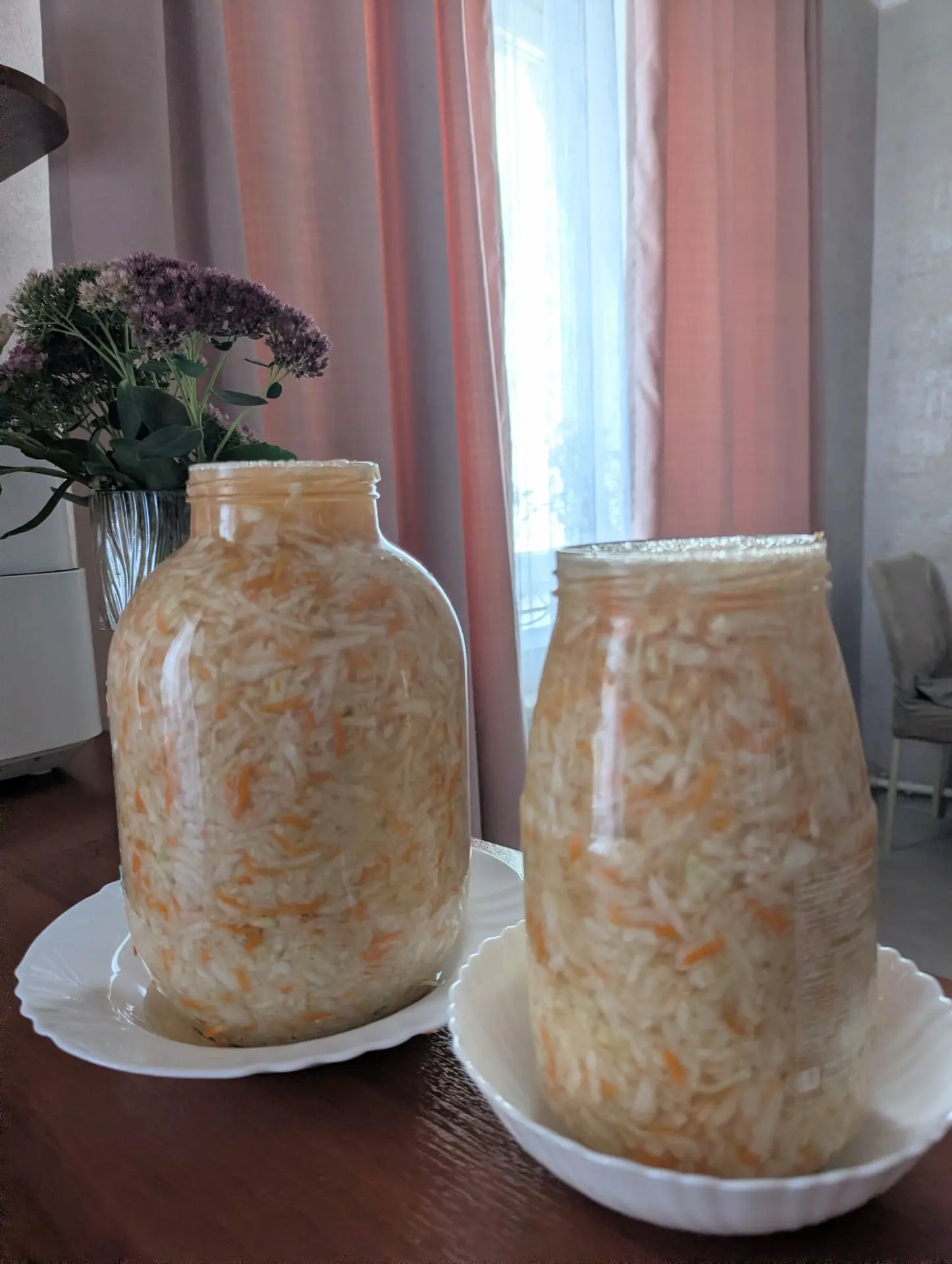 Кәбестәне 3 литрлы банкага тозлыйм. 3 көндә әзер була.